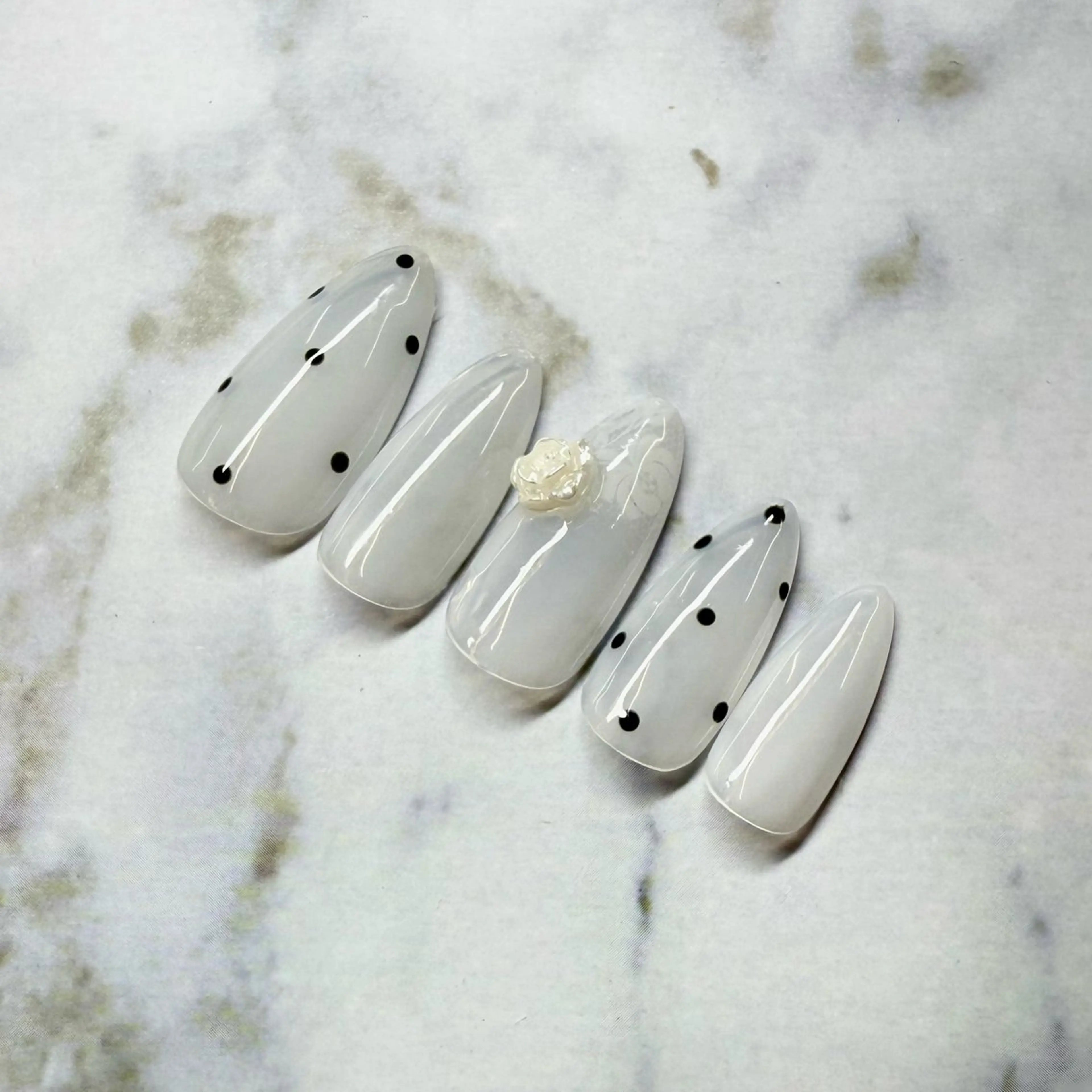 ネイル ドット レース ホワイト ハンドネイル Amie NAILのネイルデザイン