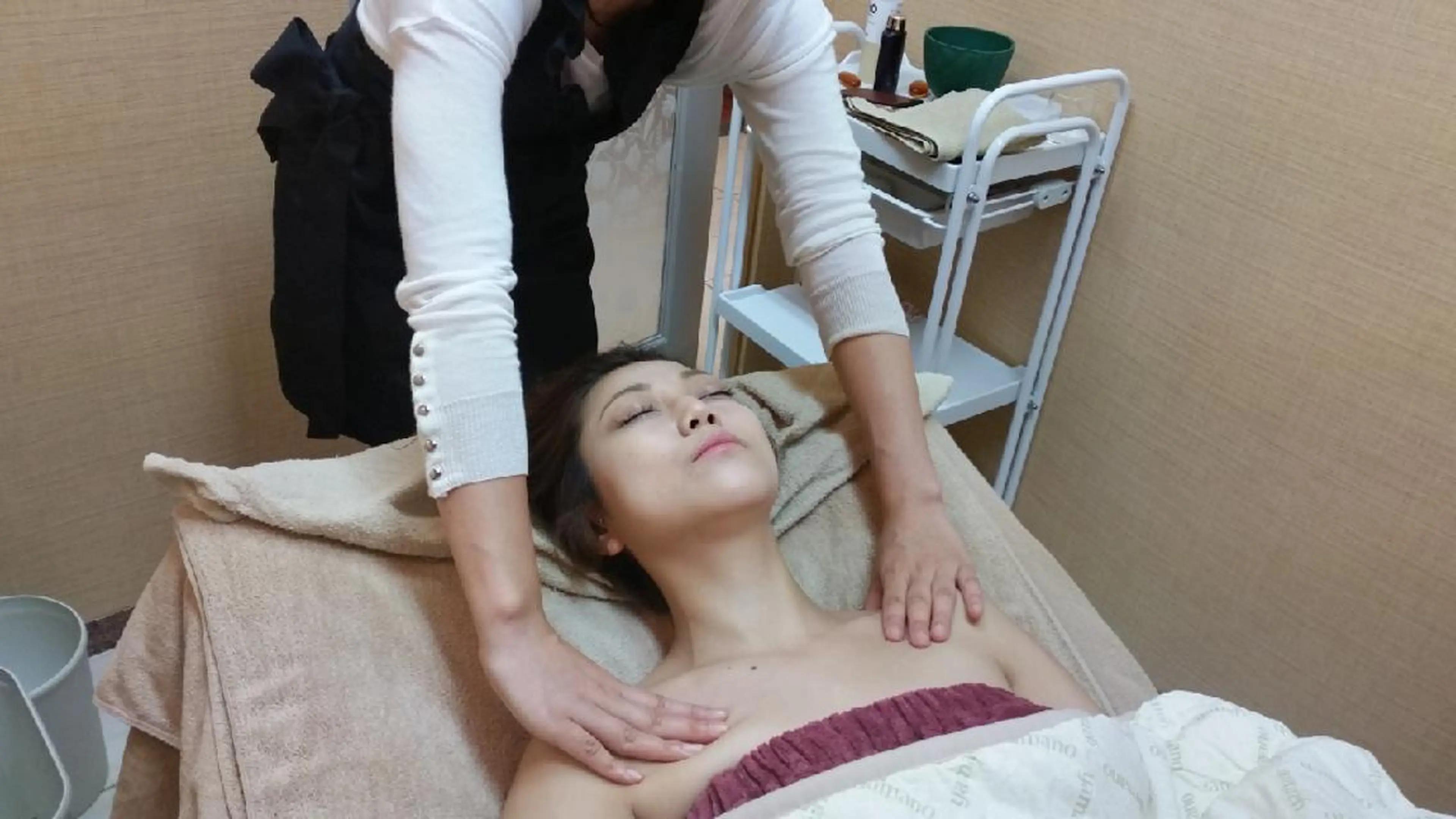 フェイシャルマッサージ＋デコルテマッサージの写真