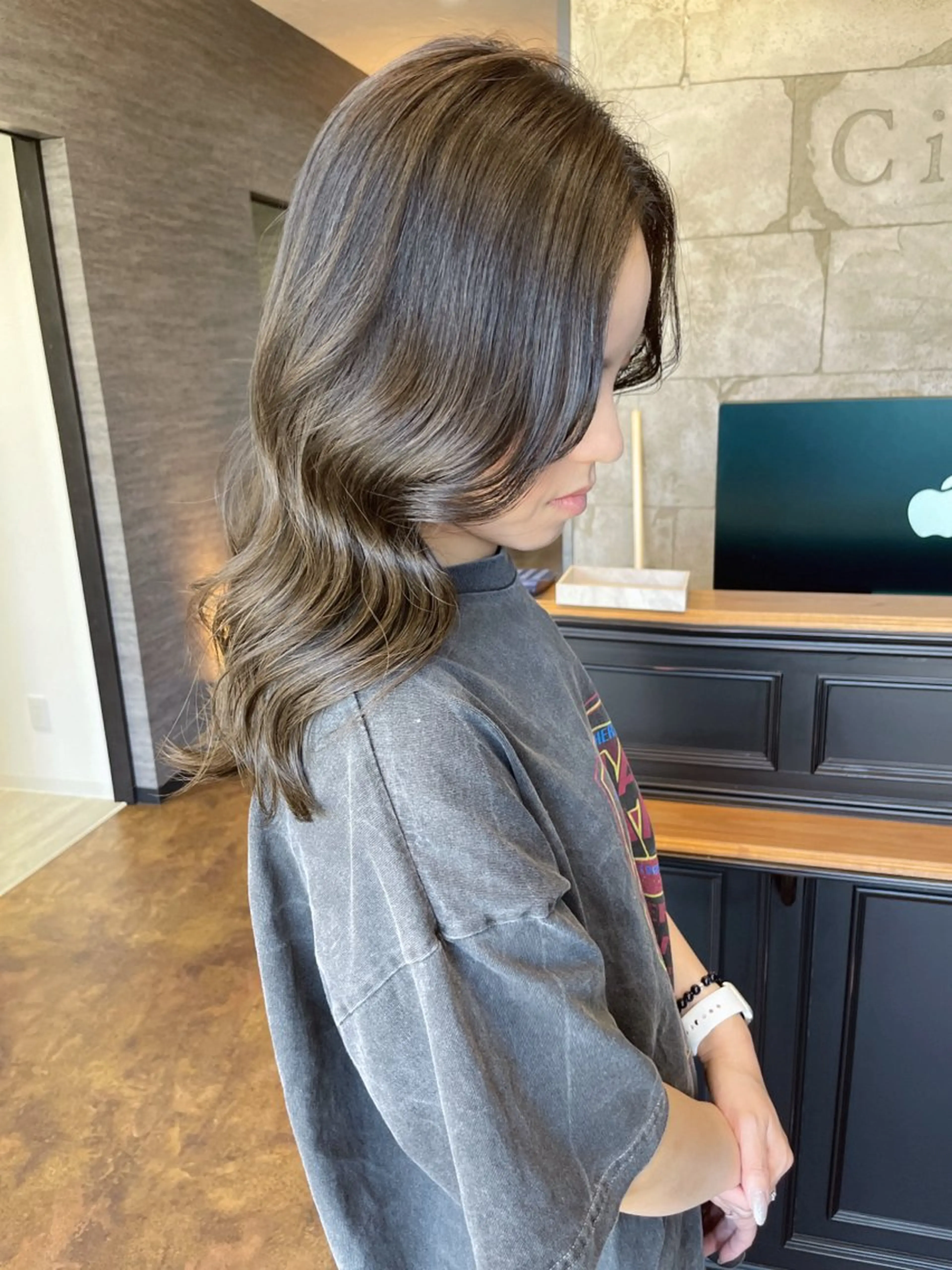 セミロング JIEN MIUのヘアスタイル