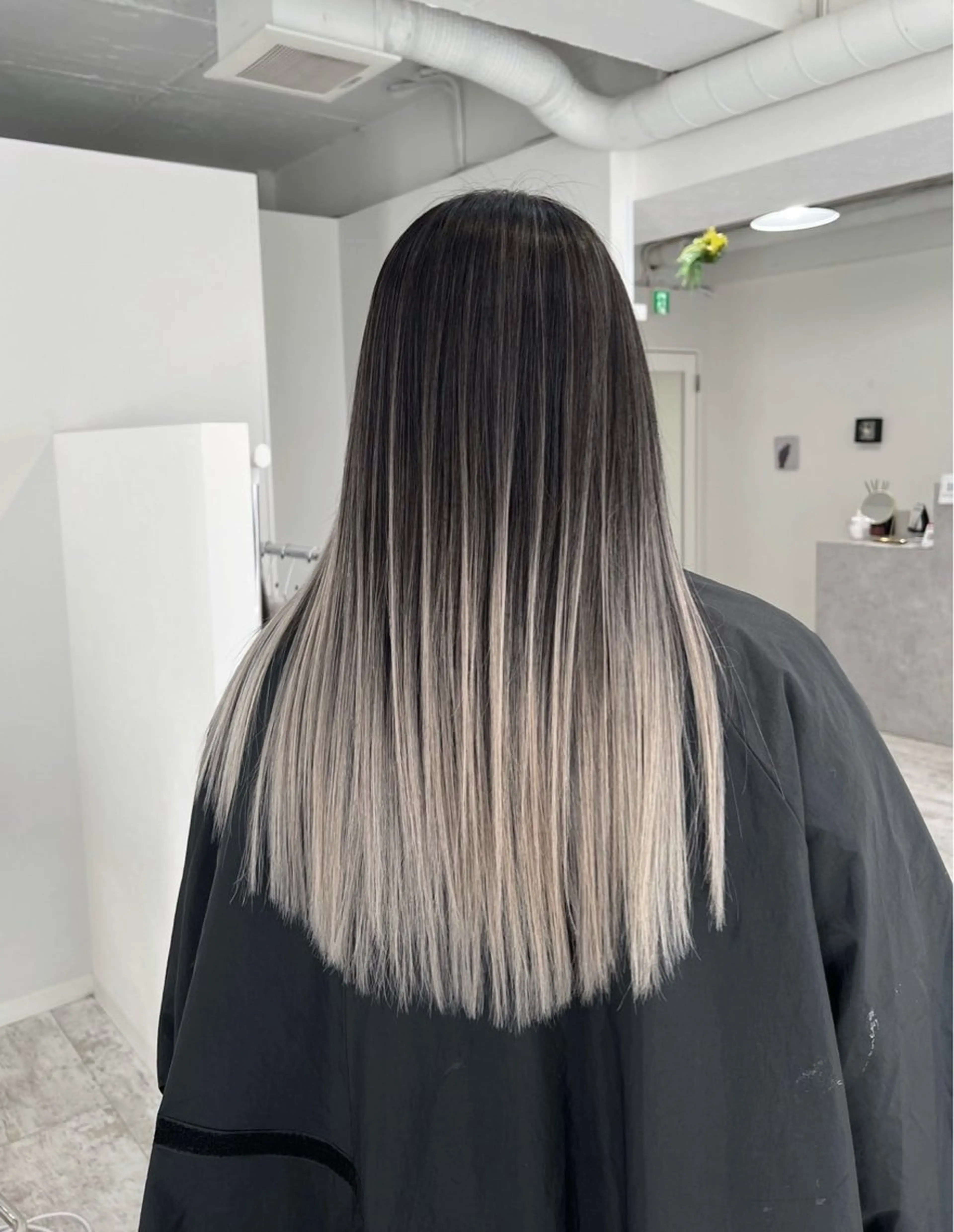 セミロング カラー バレイヤージュ シルバー ホワイトシルバー レイヤーカット ヘアカラー トリートメント ROBIN所属・指名数No.1 /NAOYAのヘアスタイル