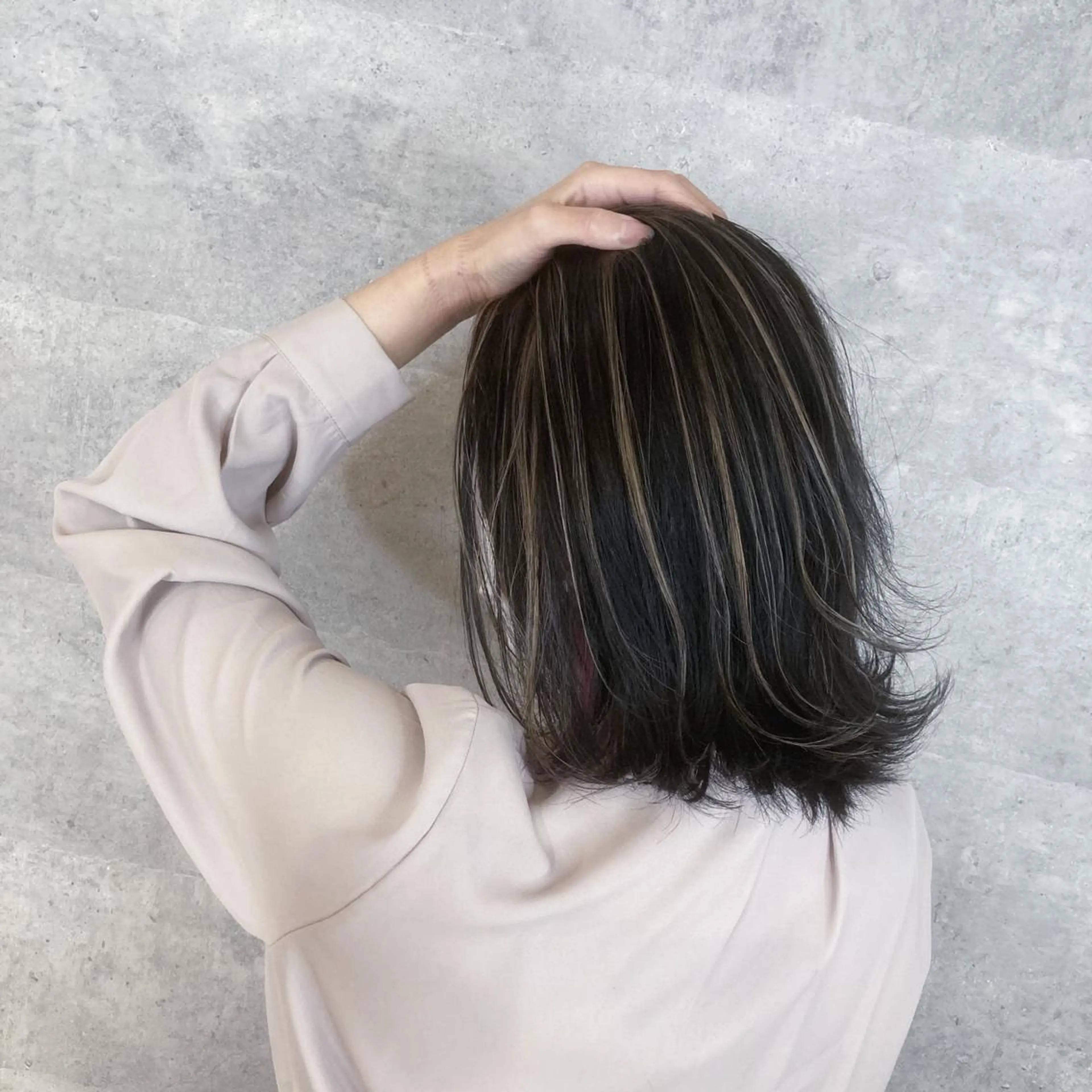 ミディアム カット ヘアカラー トリートメント アンダーバーホワイト_WHITE所属・_WHITE芝本 賢吾【天王寺店】のヘアスタイル