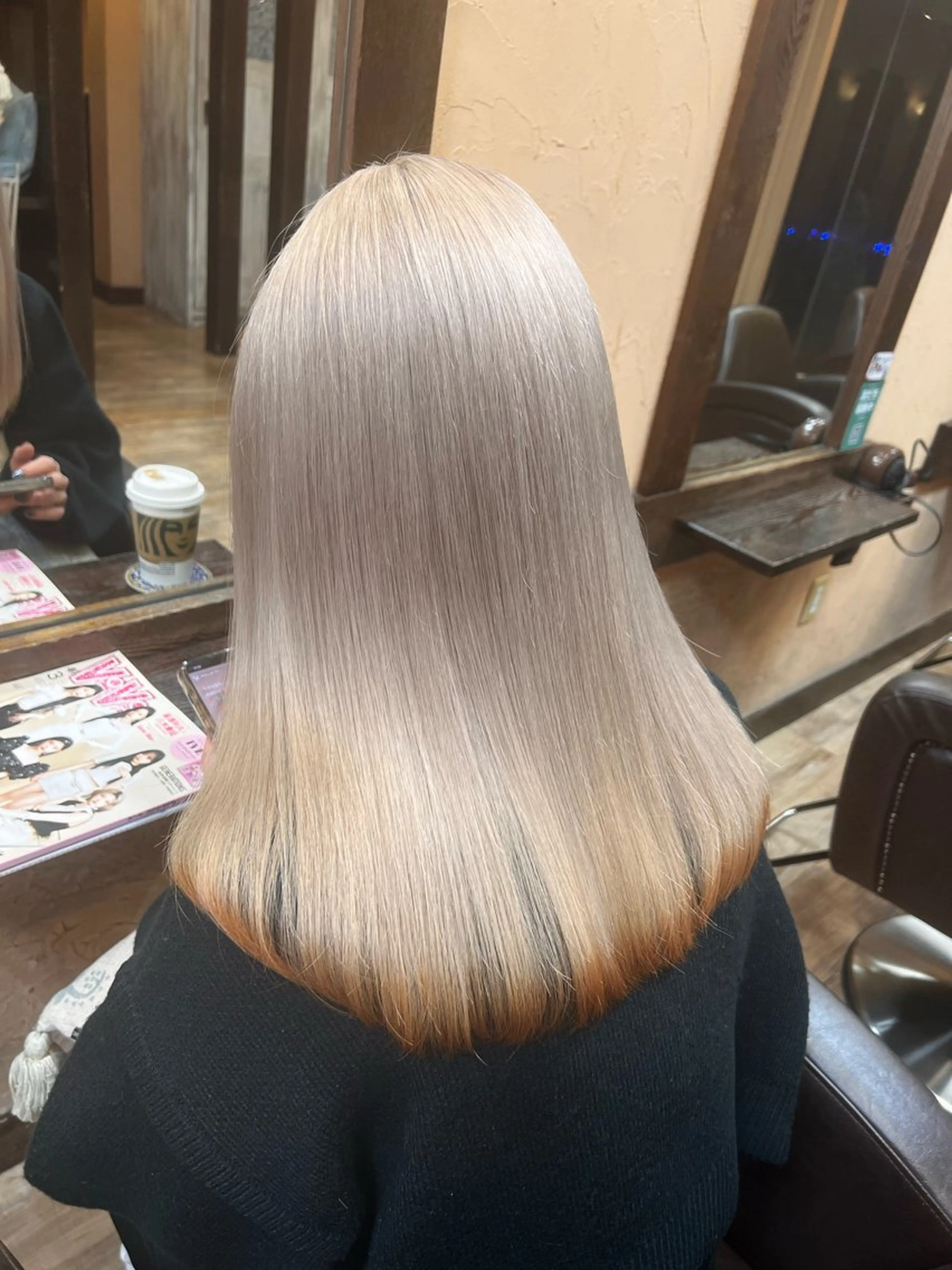 セミロング カラー ブリーチ デザインカラー オレンジ ヘアカラー ブリーチ🩵レイヤー Maho🐻‍❄️のヘアスタイル