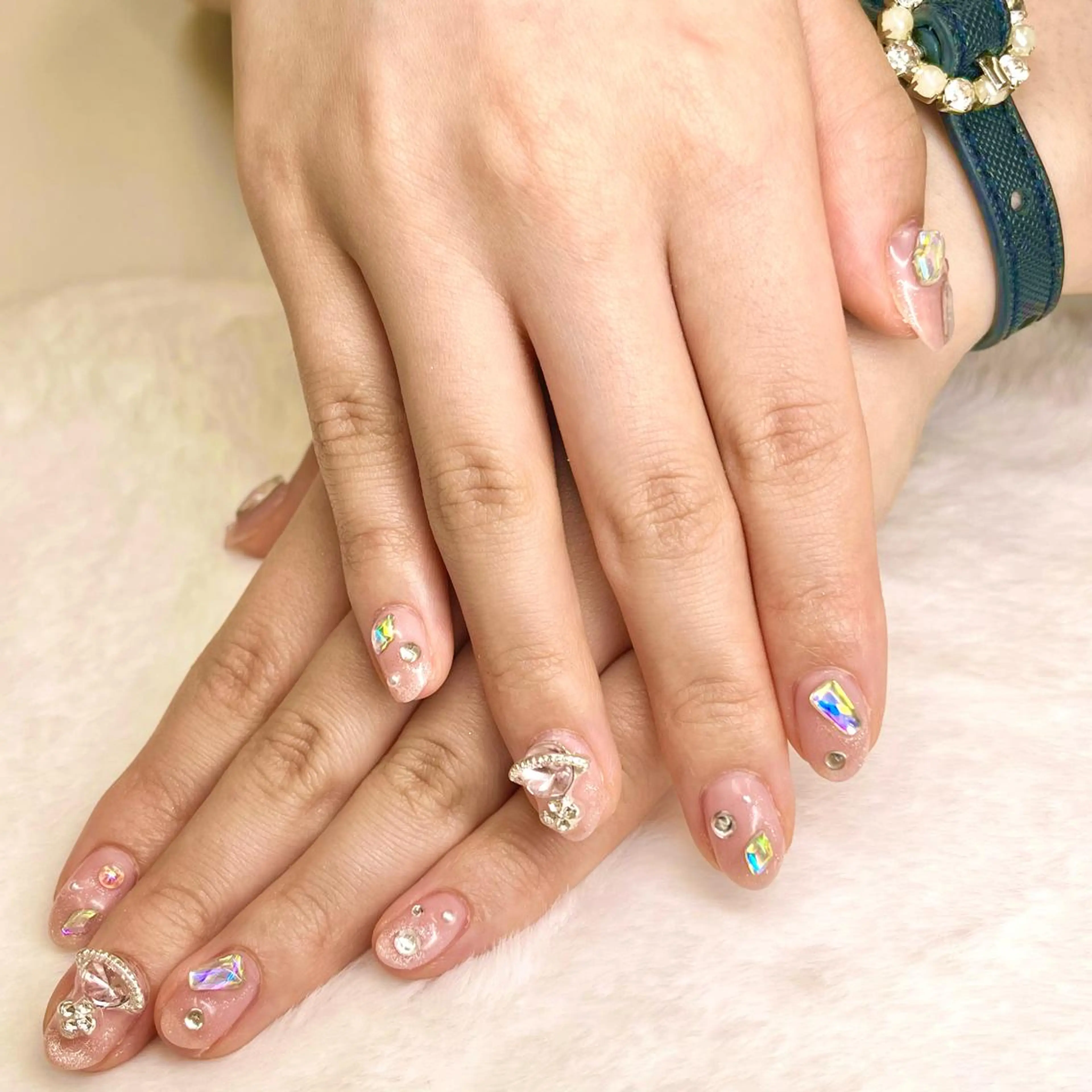 ミディアム ネイル オーロラネイル ドット キラキラネイル マグネットネイル 持ち込み RIONnail(リオンネイル)所属・RIONnail Yurikaのネイルデザイン
