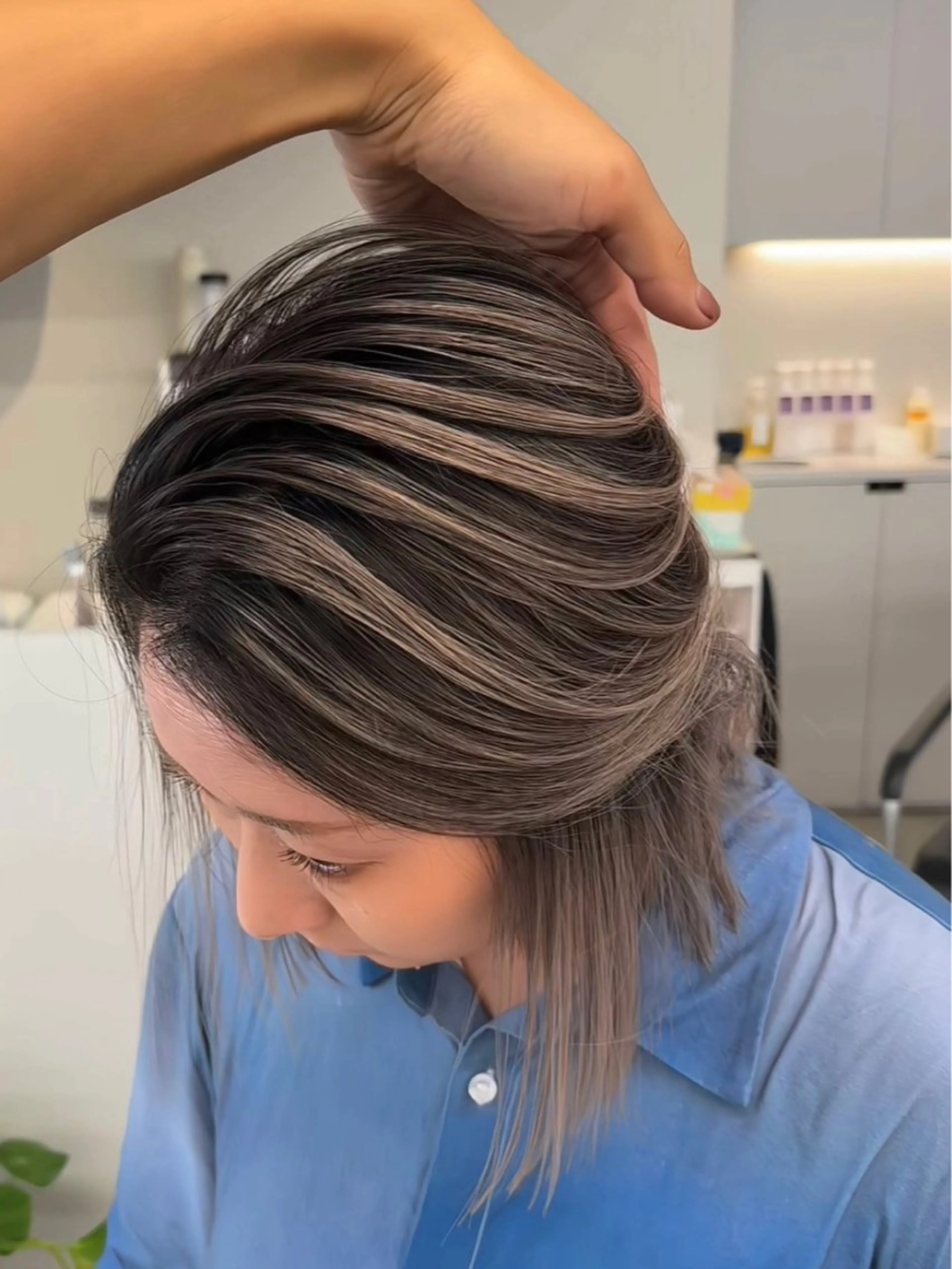 ミディアム カラー ブリーチ カット ヘアカラー トリートメント ご予約 宜しくお願いします！のヘアスタイル