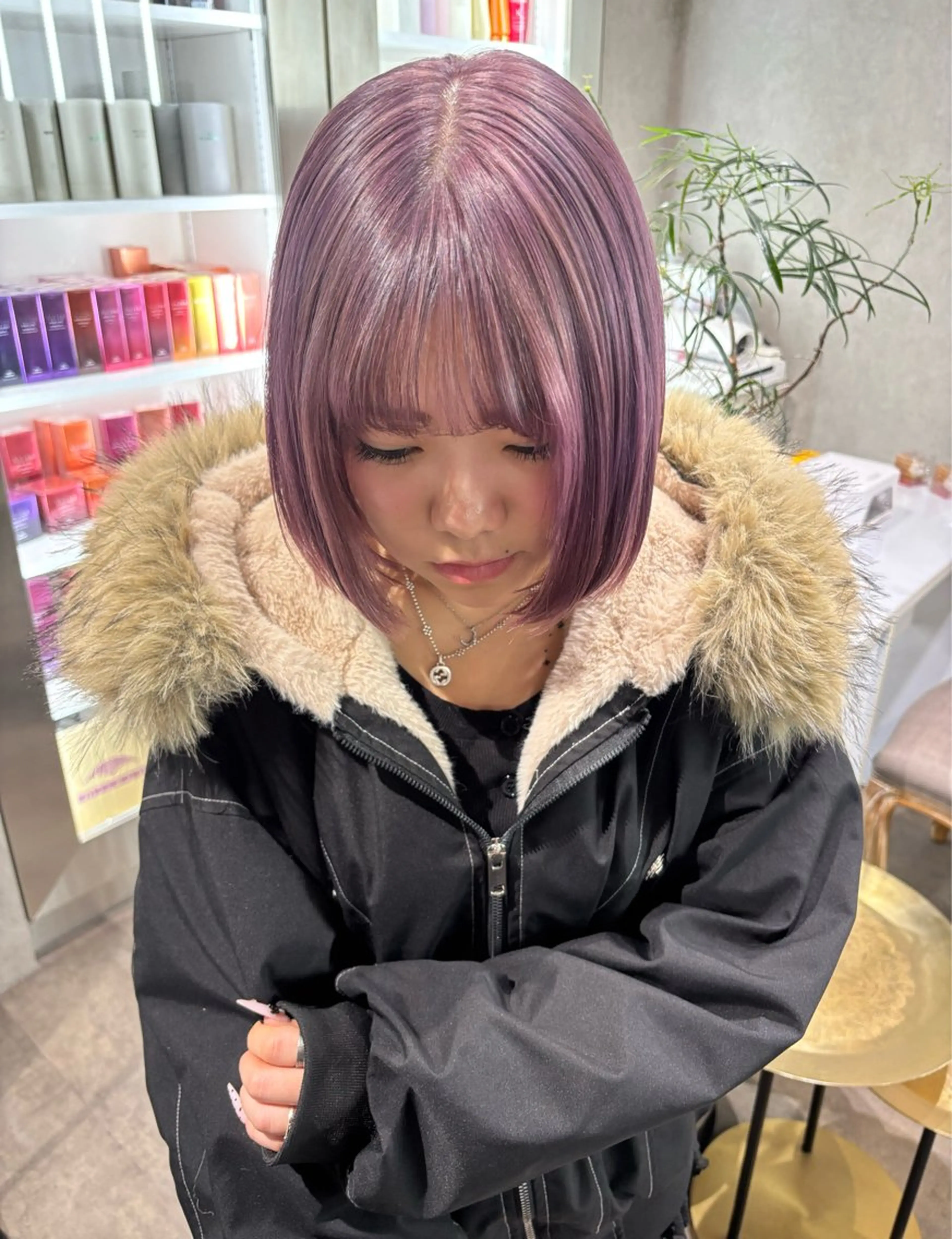 ミディアム 切りっぱなしボブ ボブ くせ毛 顔まわりレイヤー 顔周りカット ヘアカラー iona/ハイトーン /ネイルのネイルデザイン