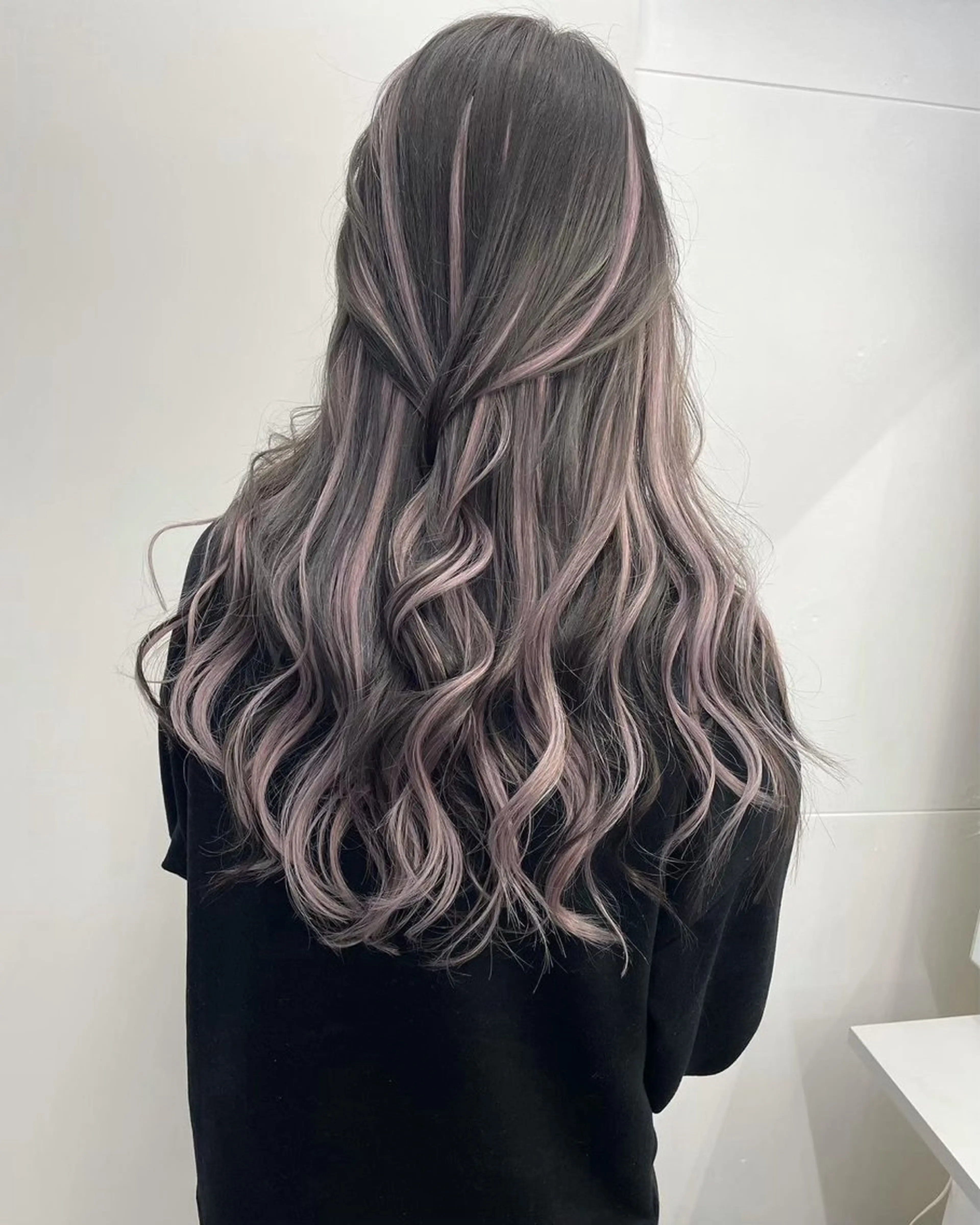 セミロング カラー ブリーチ ハイライトカラー ハイライト 髪質改善SALON MIST+所属・荒金 大翔のヘアスタイル