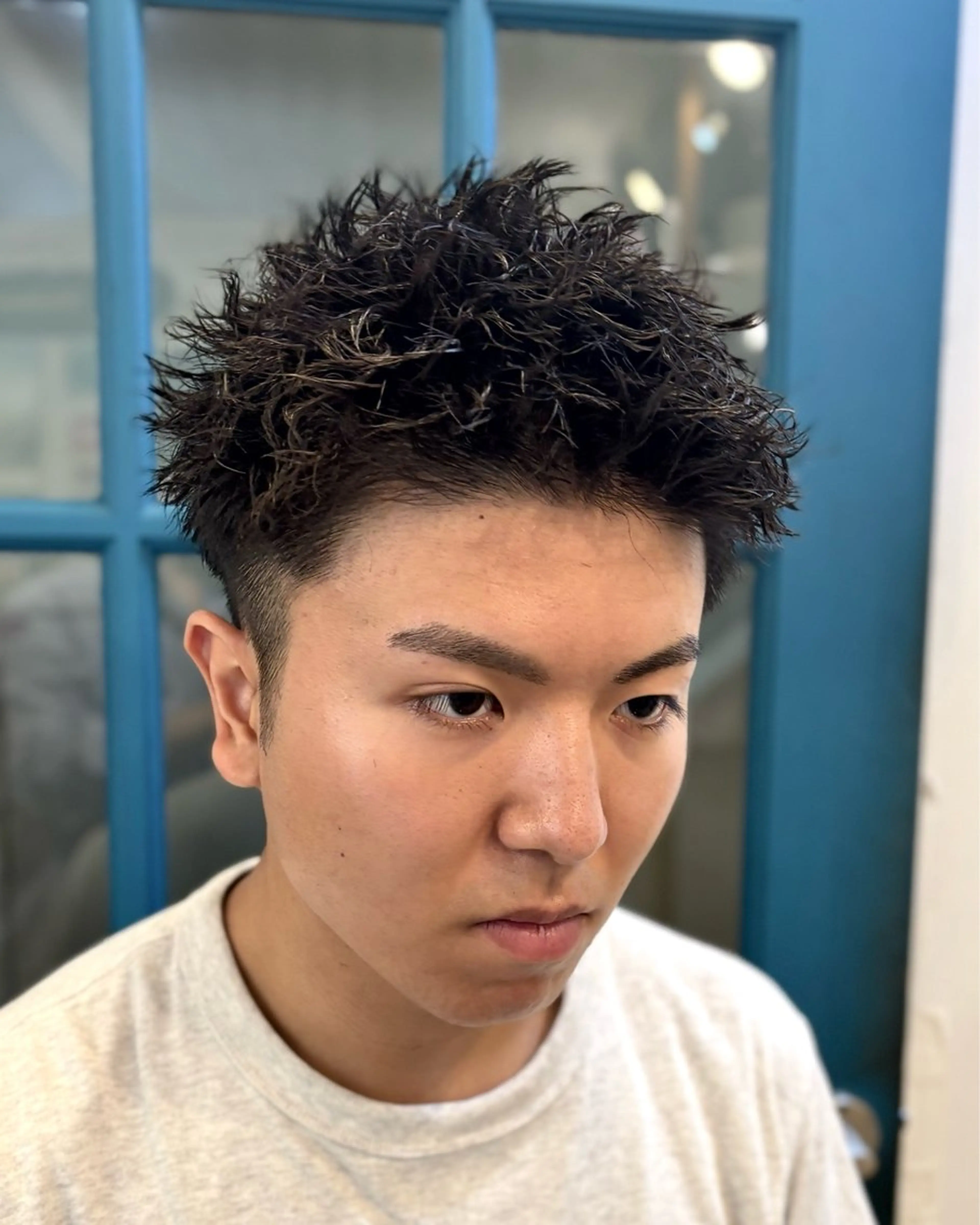 パーマ メンズ スパイキーショート カット パーマ ショート、韓国メンズ ヘアのかつらぎのヘアスタイル