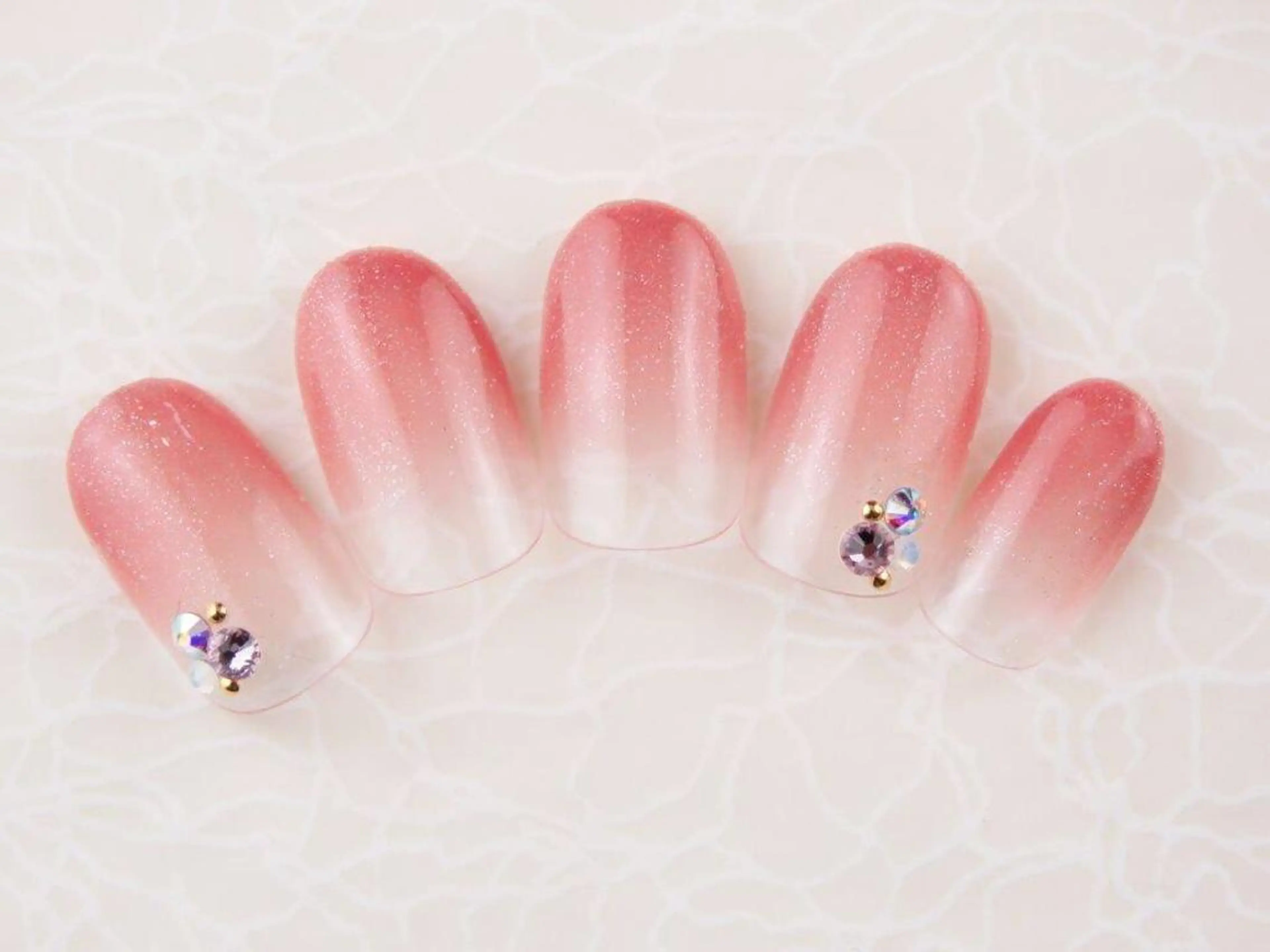 ミディアム ネイル グラデーション ストーンネイル Lucia 西葛西店のネイルデザイン