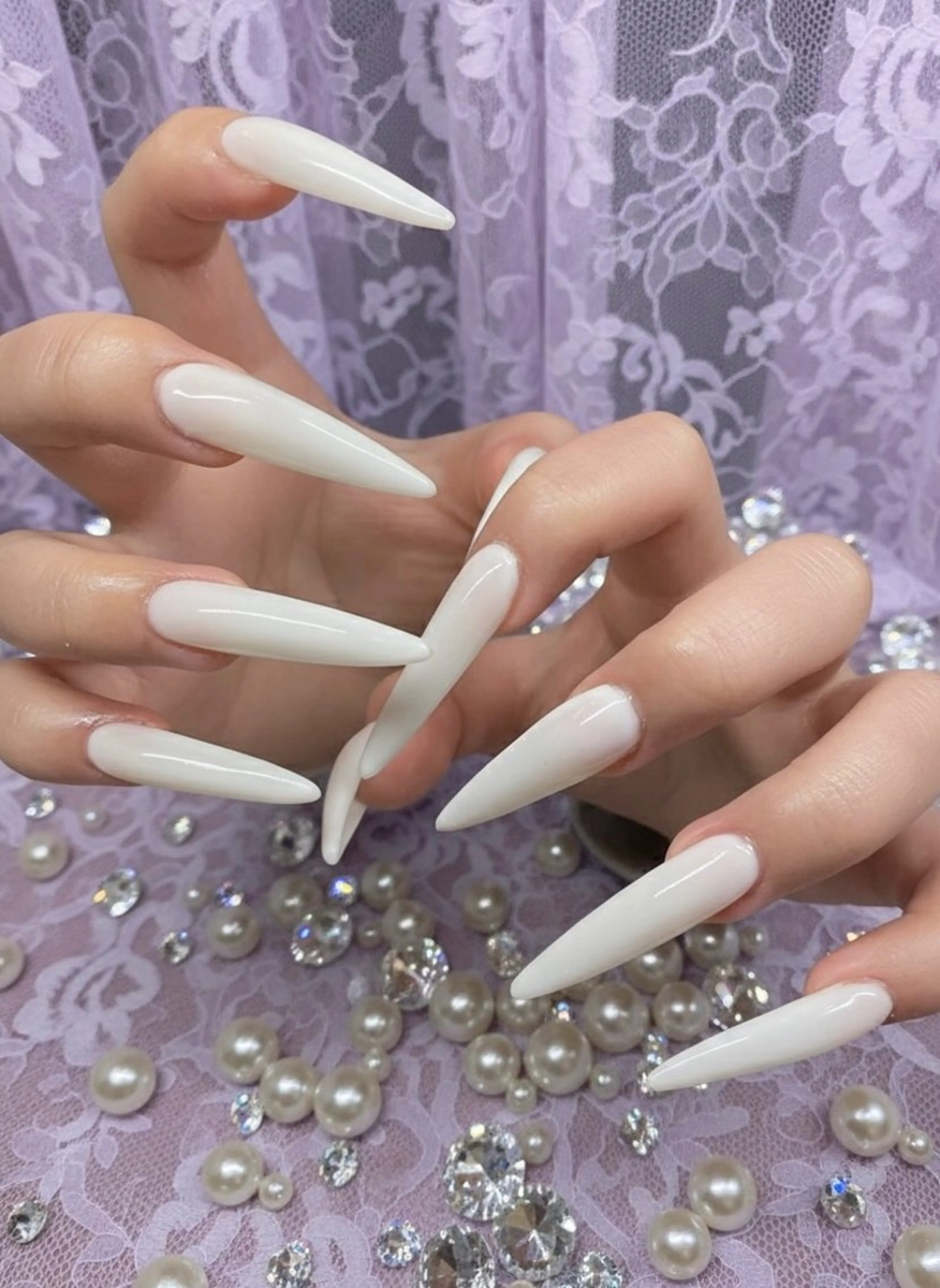 ネイル ホワイト ハンドネイル 24時間営業 UNABOMBAのネイルデザイン