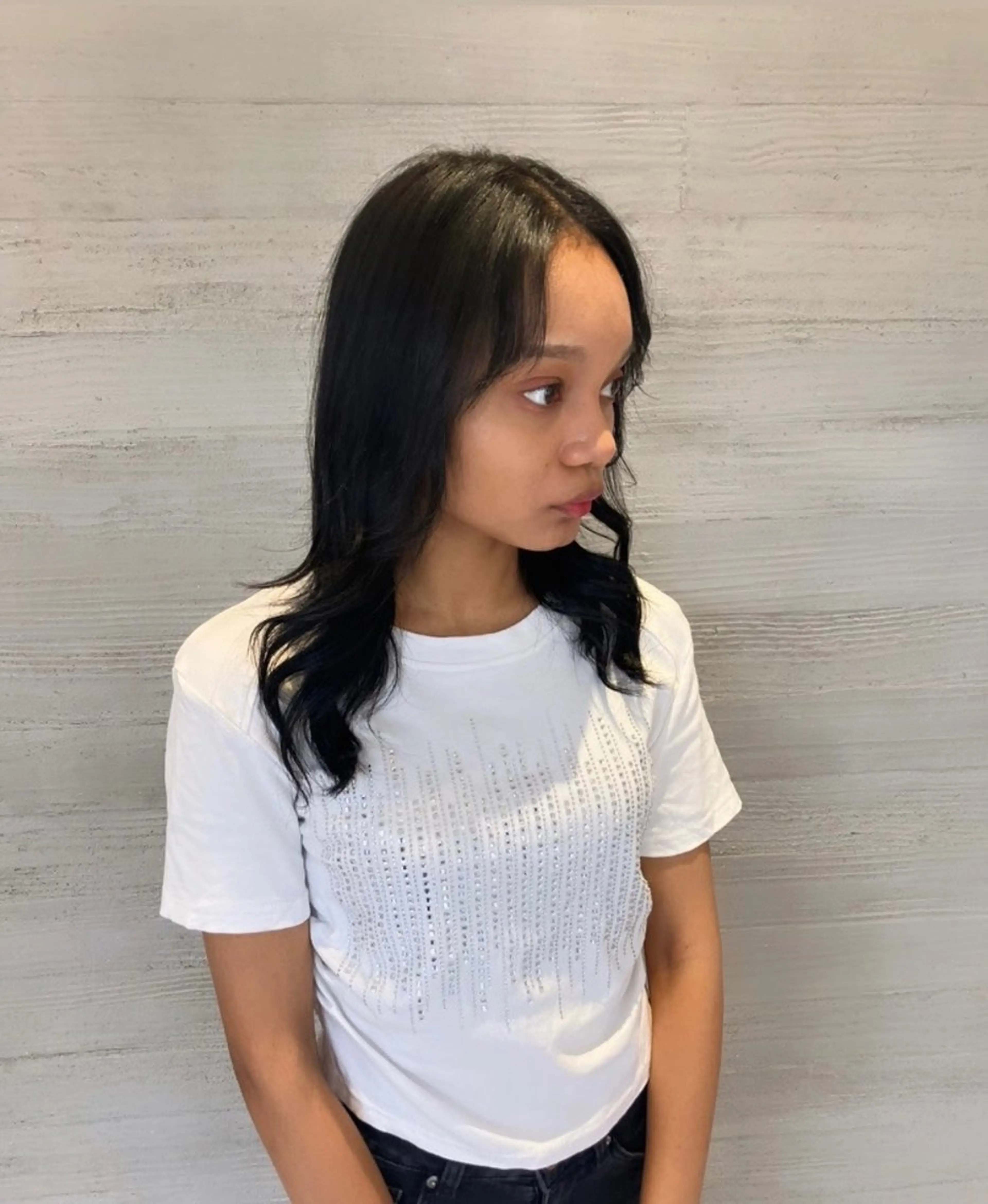 セミロング カラー 黒髪 ブルーカラー ブルーブラック レイヤーカット サキ🤍ハイトーン 🩰くびれ巻きヘアのヘアスタイル