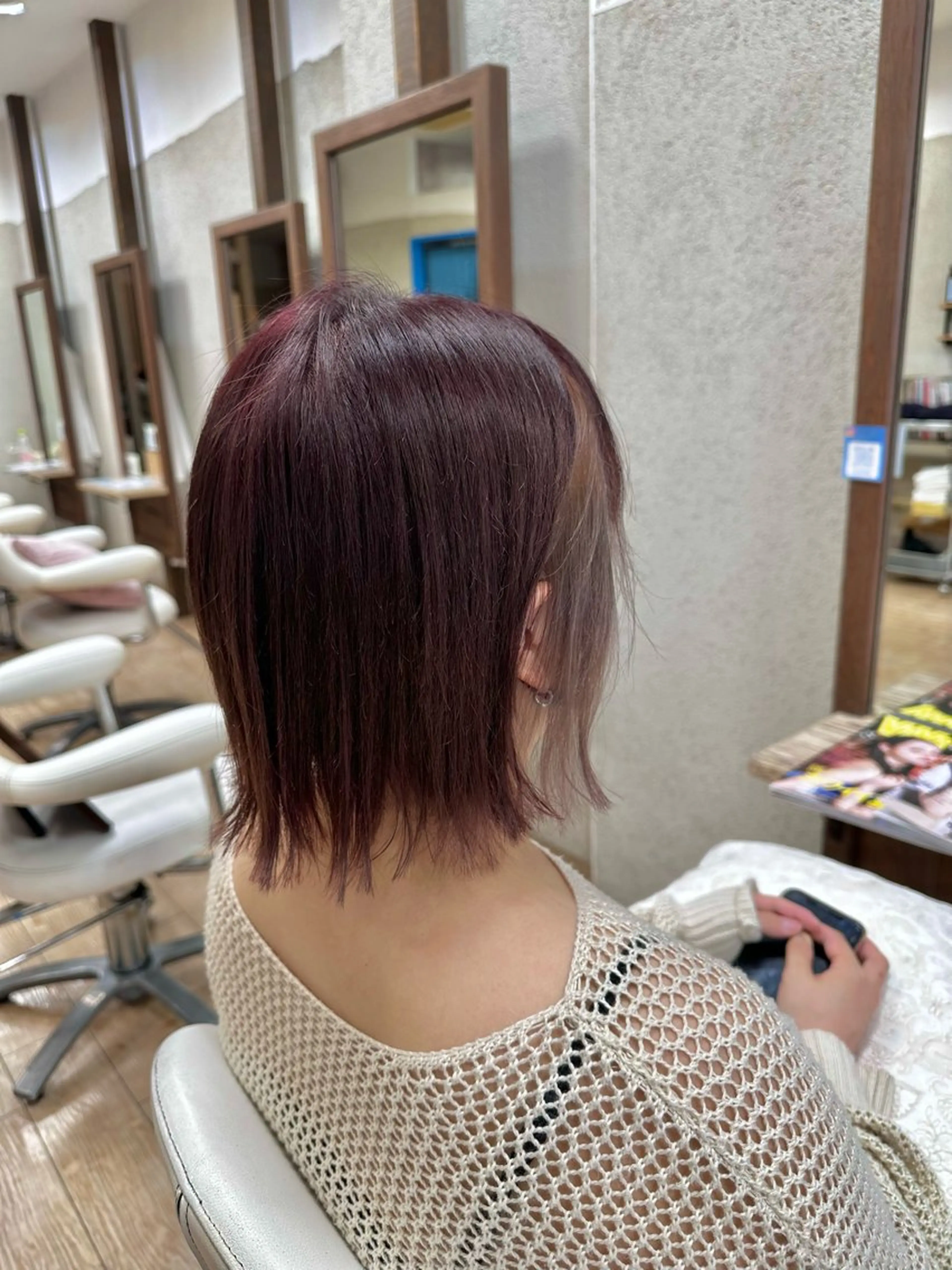 ミディアム カラー ベージュカラー イヤリングカラー レッドカラー シルバー シルバーベージュ ヘアカラー 阿部 美咲のヘアスタイル