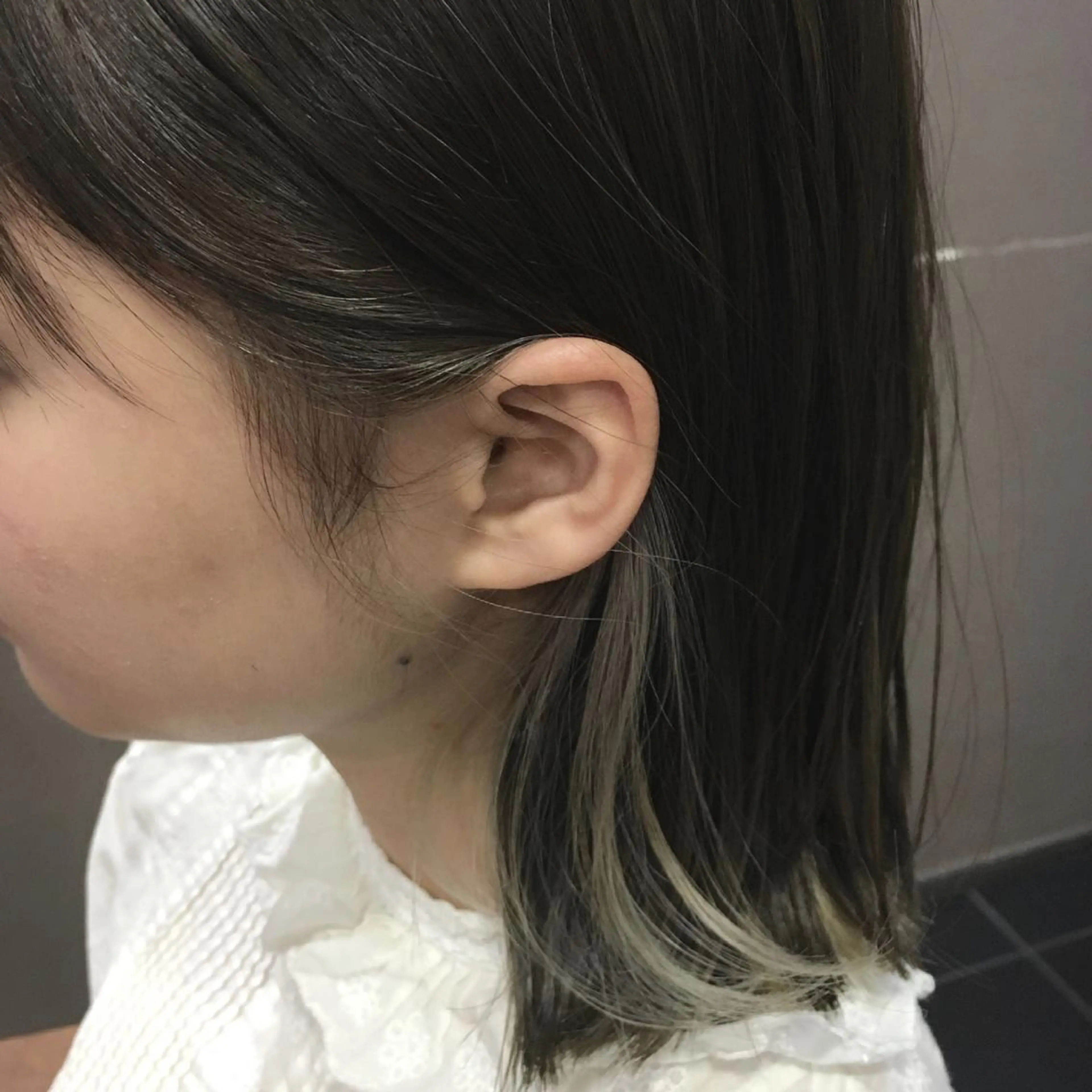 ミディアム カラー ブリーチ インナーカラー シルバー 山田 守のヘアスタイル