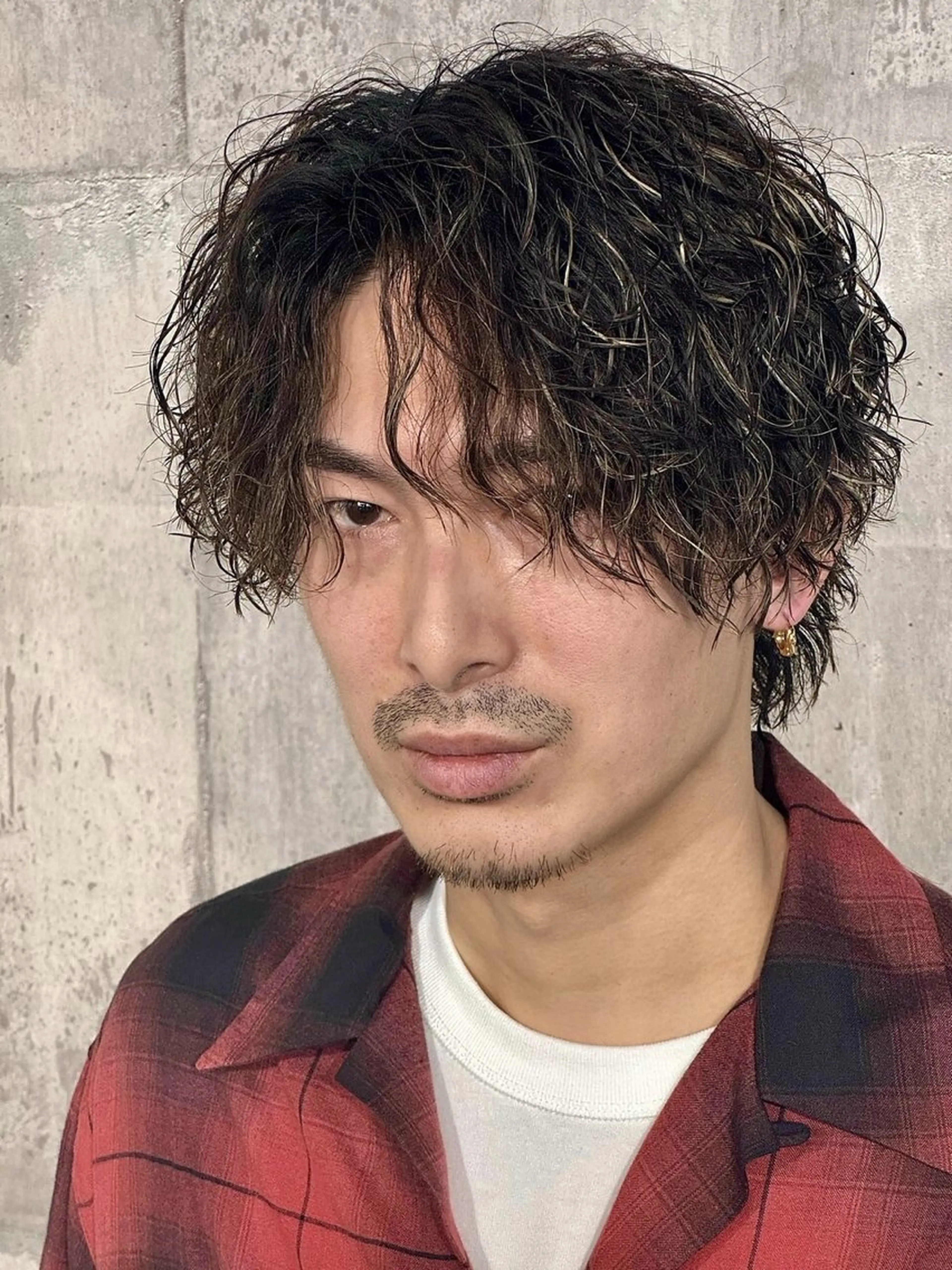 ミディアム パーマ メンズ カット 三谷 仁のヘアスタイル