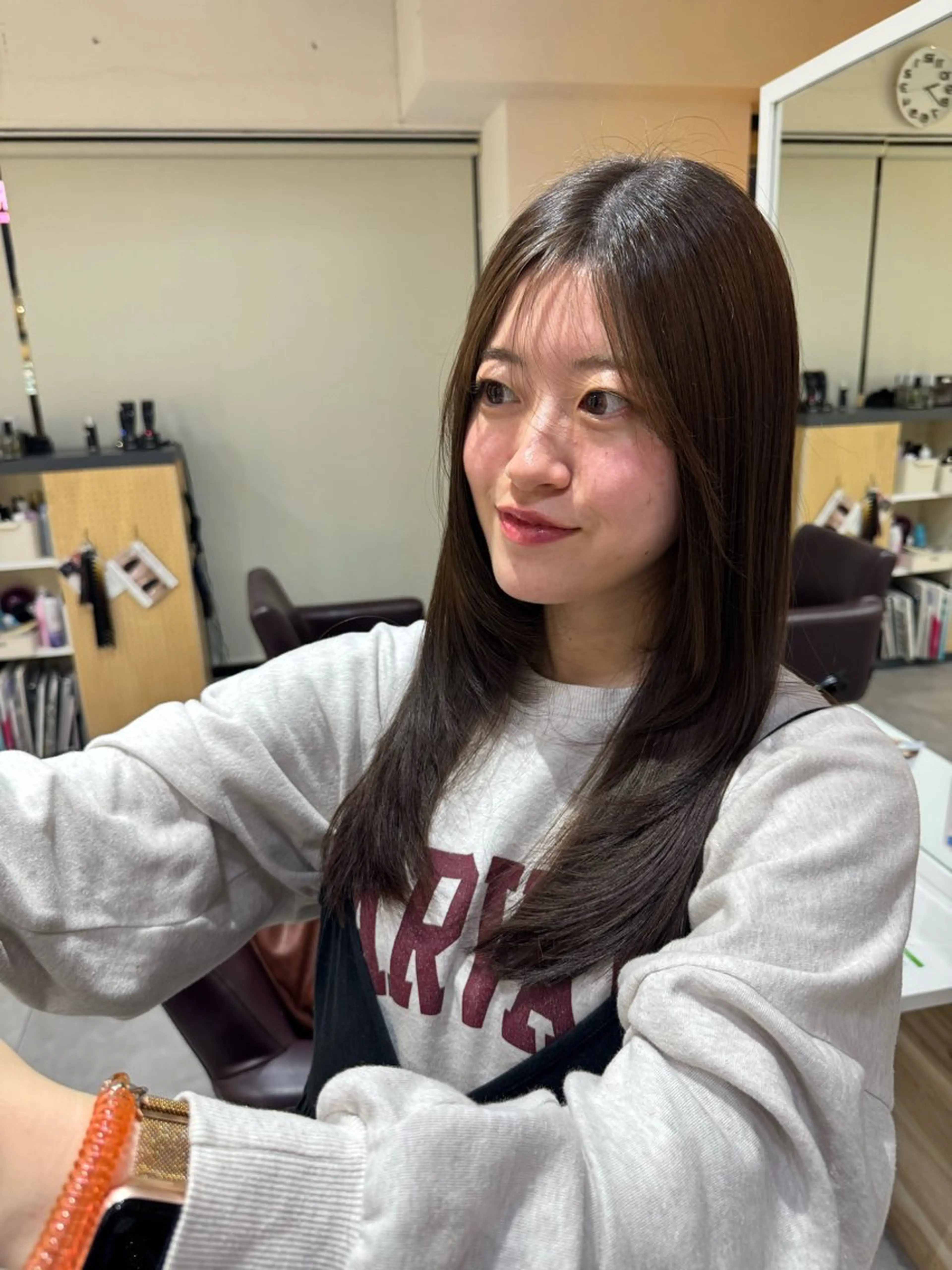 セミロング 顔まわりレイヤー レイヤーカット 久木元 結のヘアスタイル