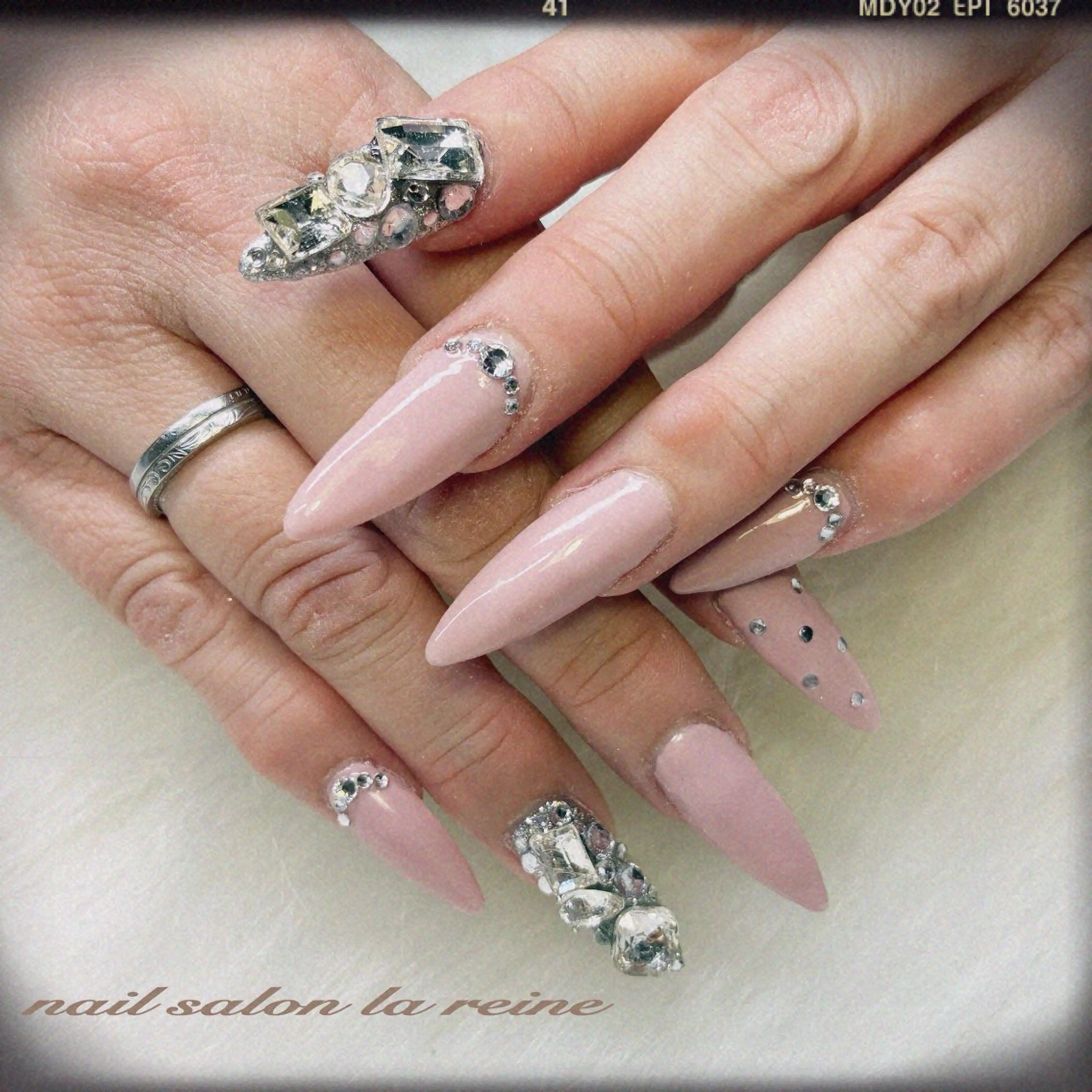 ネイル キラキラネイル ワンカラーネイル nail salon  la reine所属・nail salon la reineのネイルデザイン