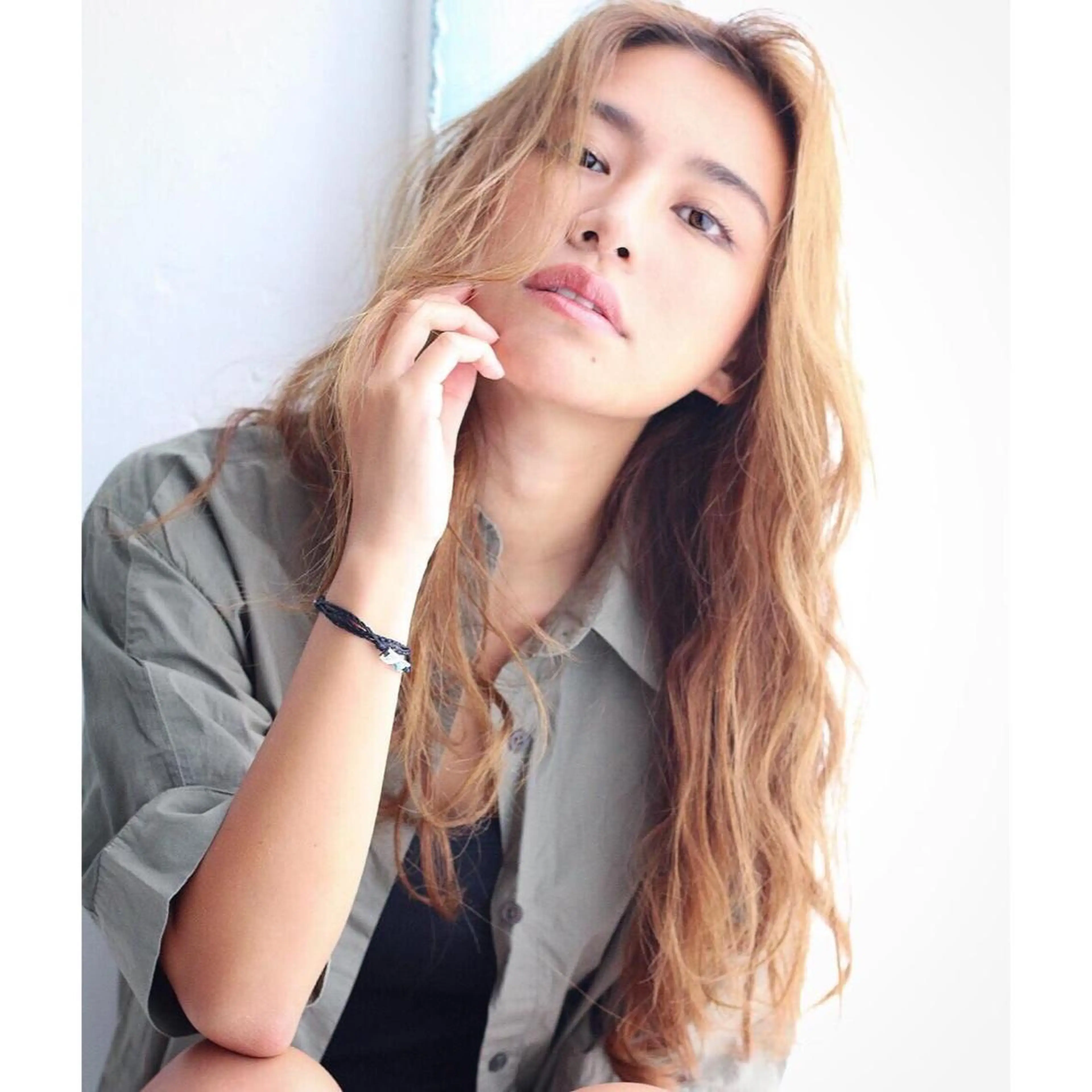 ロング カラー ヘアアレンジ バレイヤージュ デザインカラー グラデーションカラー ハイライトカラー ハイトーンカラー アンドウ ユウ/ レイヤーカット/韓国のヘアスタイル