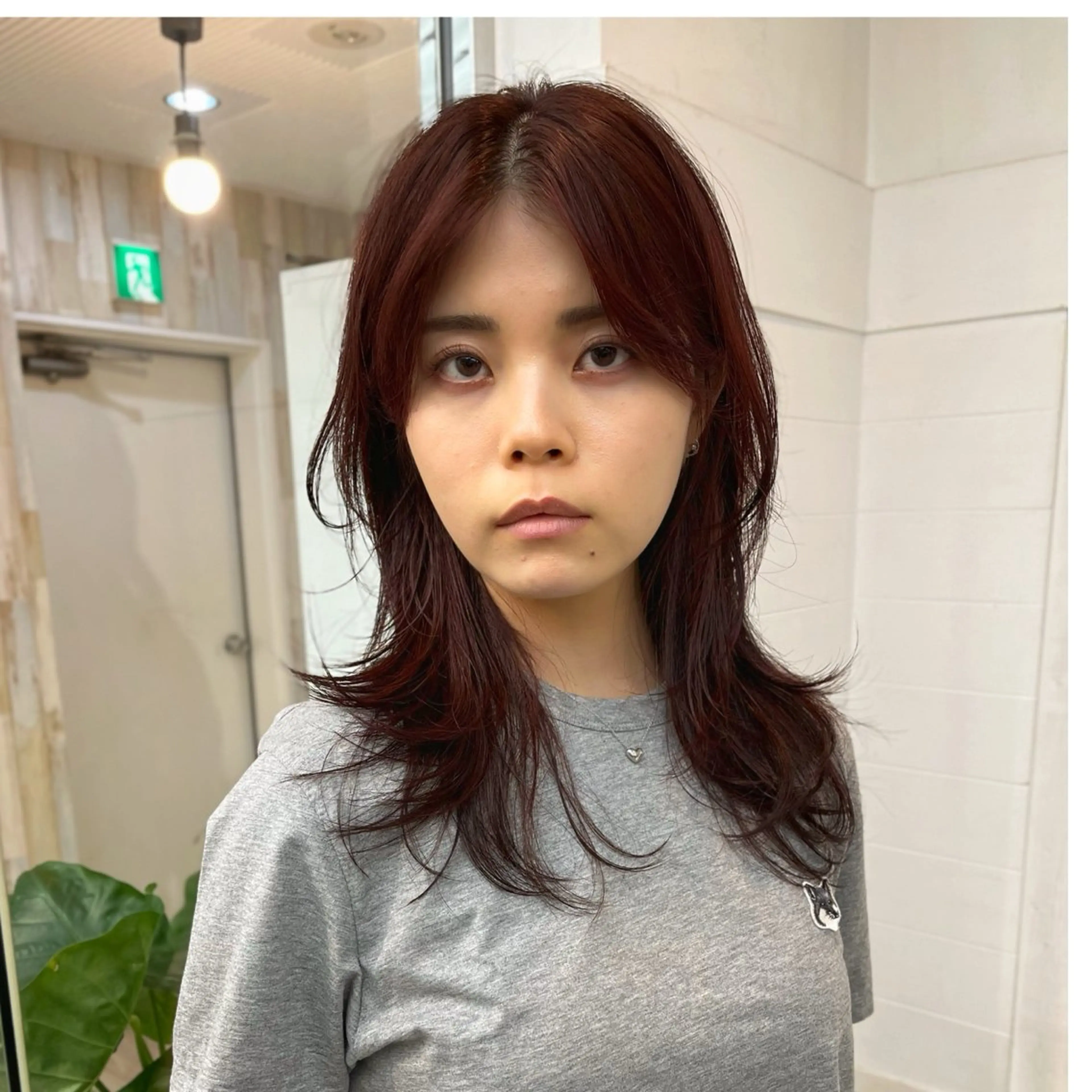 ミディアム カラー パーマ ヘアアレンジ ボルドーカラー ウルフカット カット ヘアカラー トリートメント ヘッドスパ ヘアセット 二ヶ月綺麗が続く デザイン/星野六三四のヘアスタイル