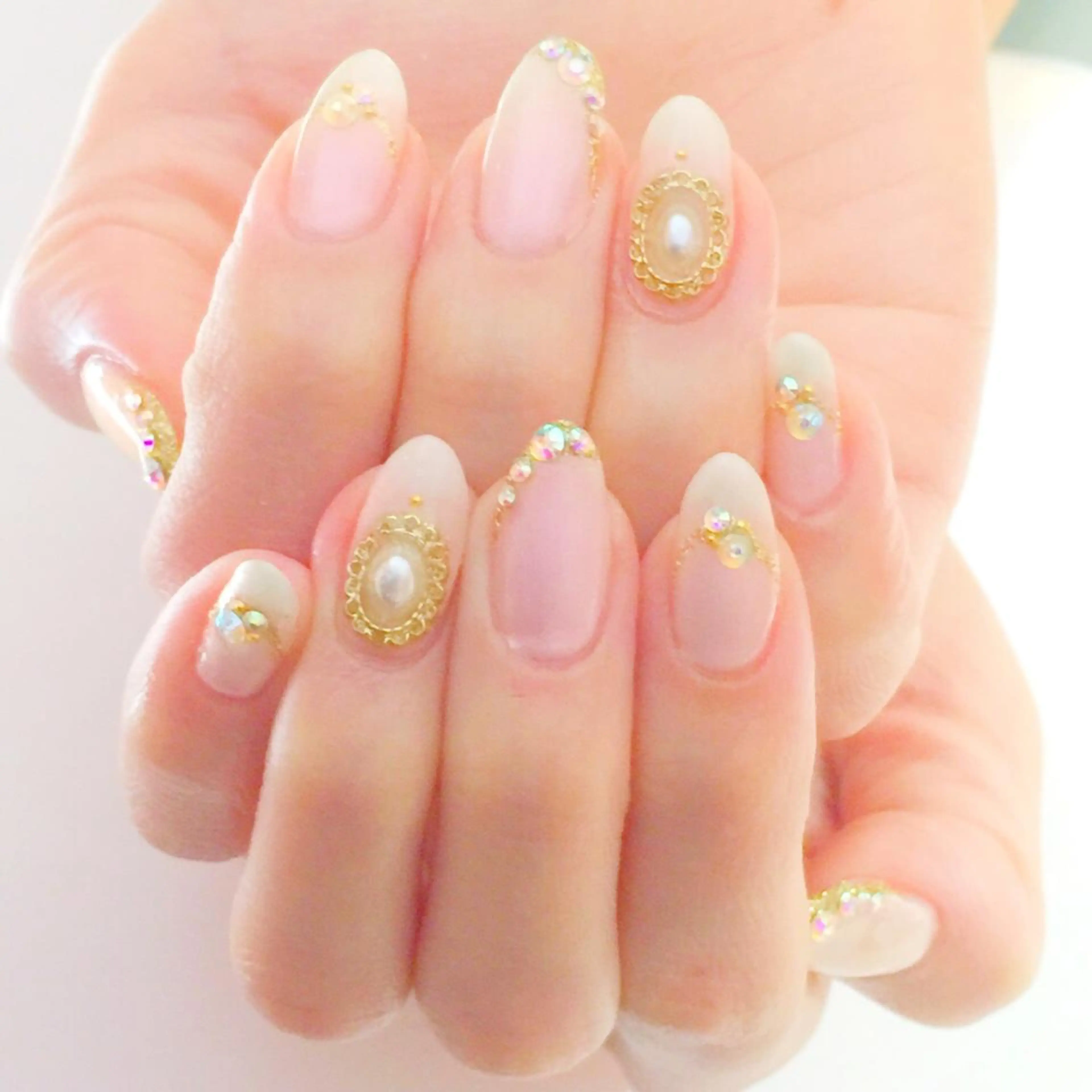 ネイル オーロラネイル ジェルネイル ホワイト YUN 💅のネイルデザイン