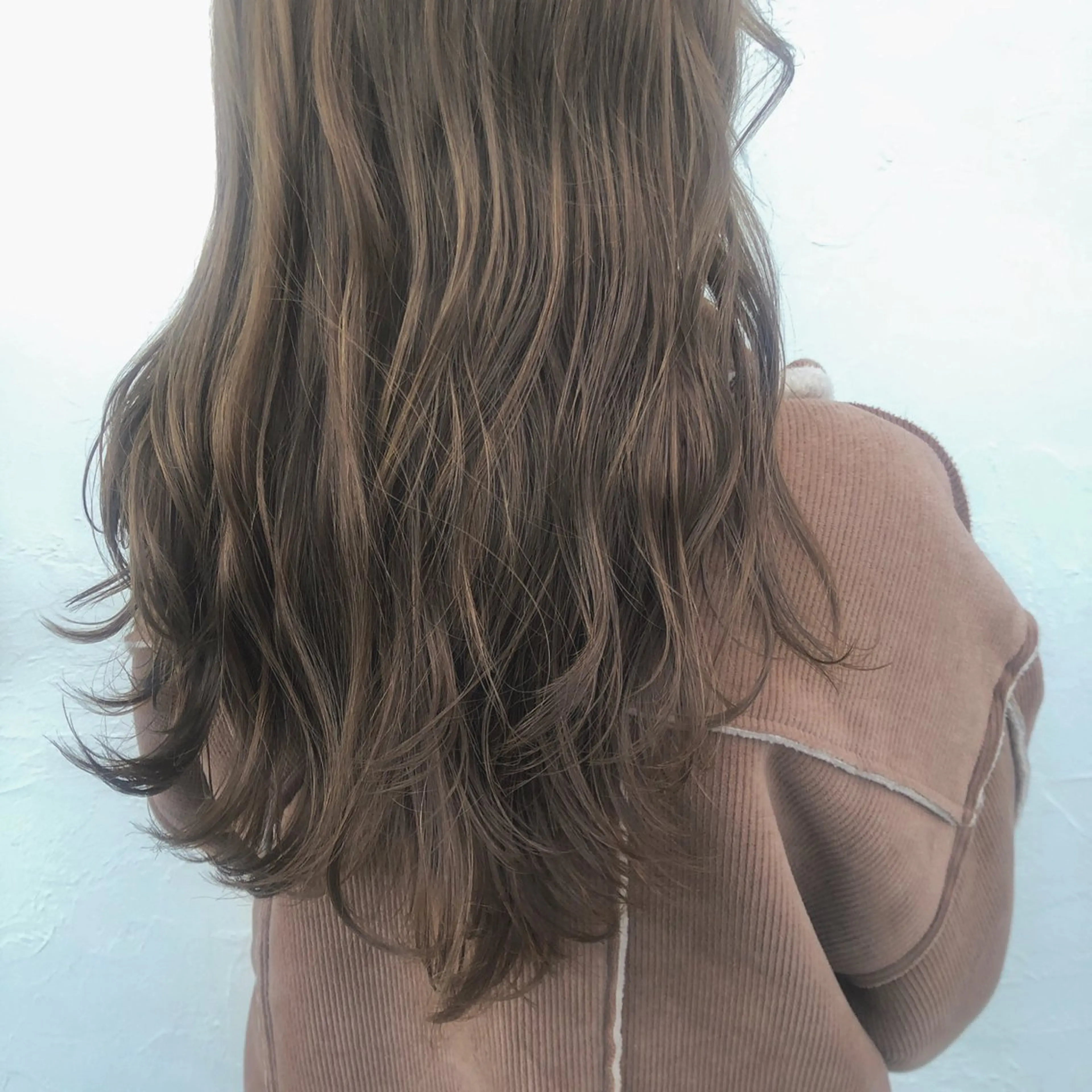 ロング カラー パーマ ヘアアレンジ ベージュカラー ブリーチ オリーブベージュ レイヤーカット ロング カット ヘアカラー トリートメント ヘッドスパ 【ツヤ髪美容師】 ツダケイスケのヘアスタイル