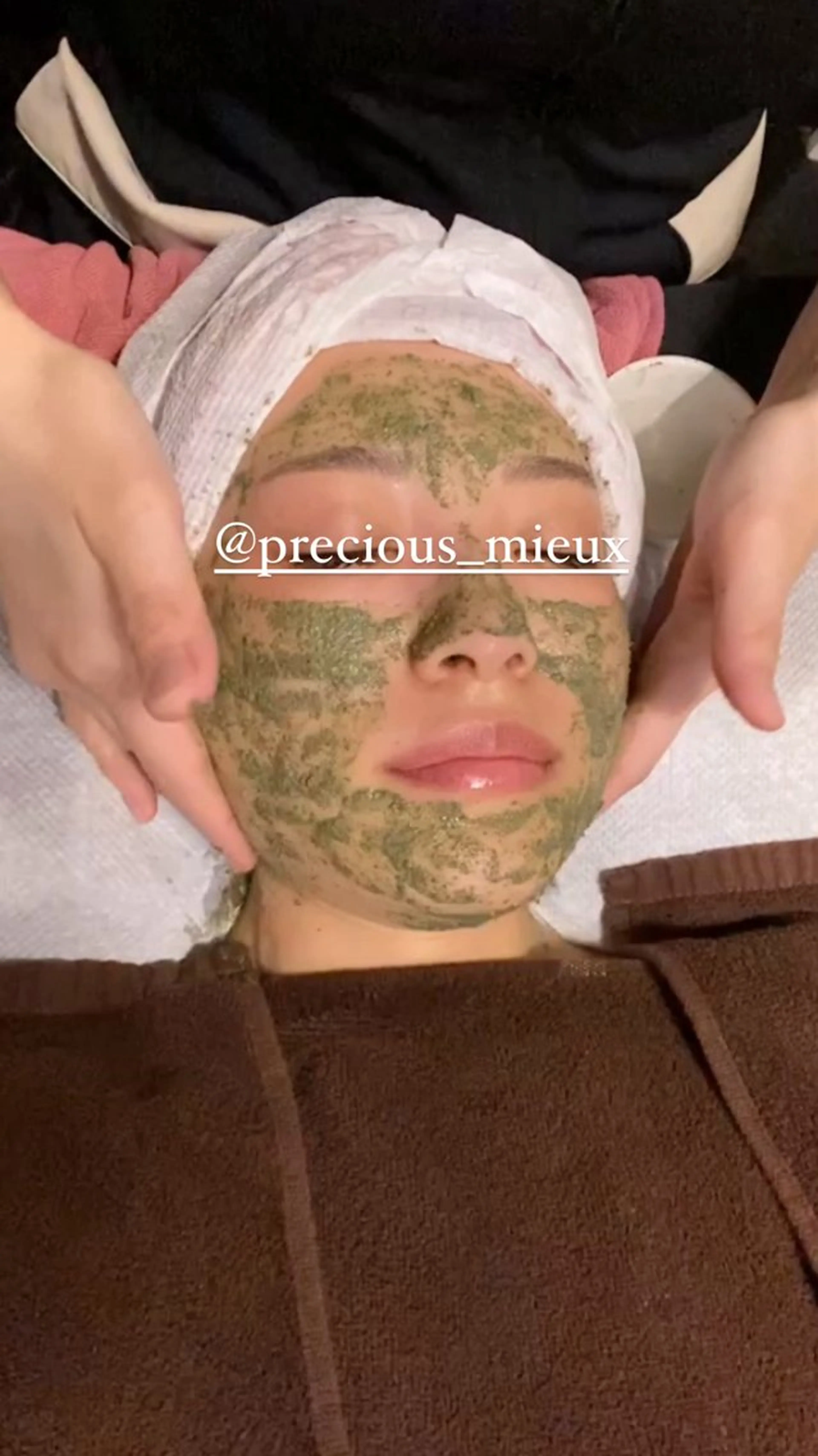 【お顔のピーリング🪞】 16種類のピーリングの中からお肌に合わせてお肌を整えていくメニューです💆🏼♀️ 🫧🩵の写真