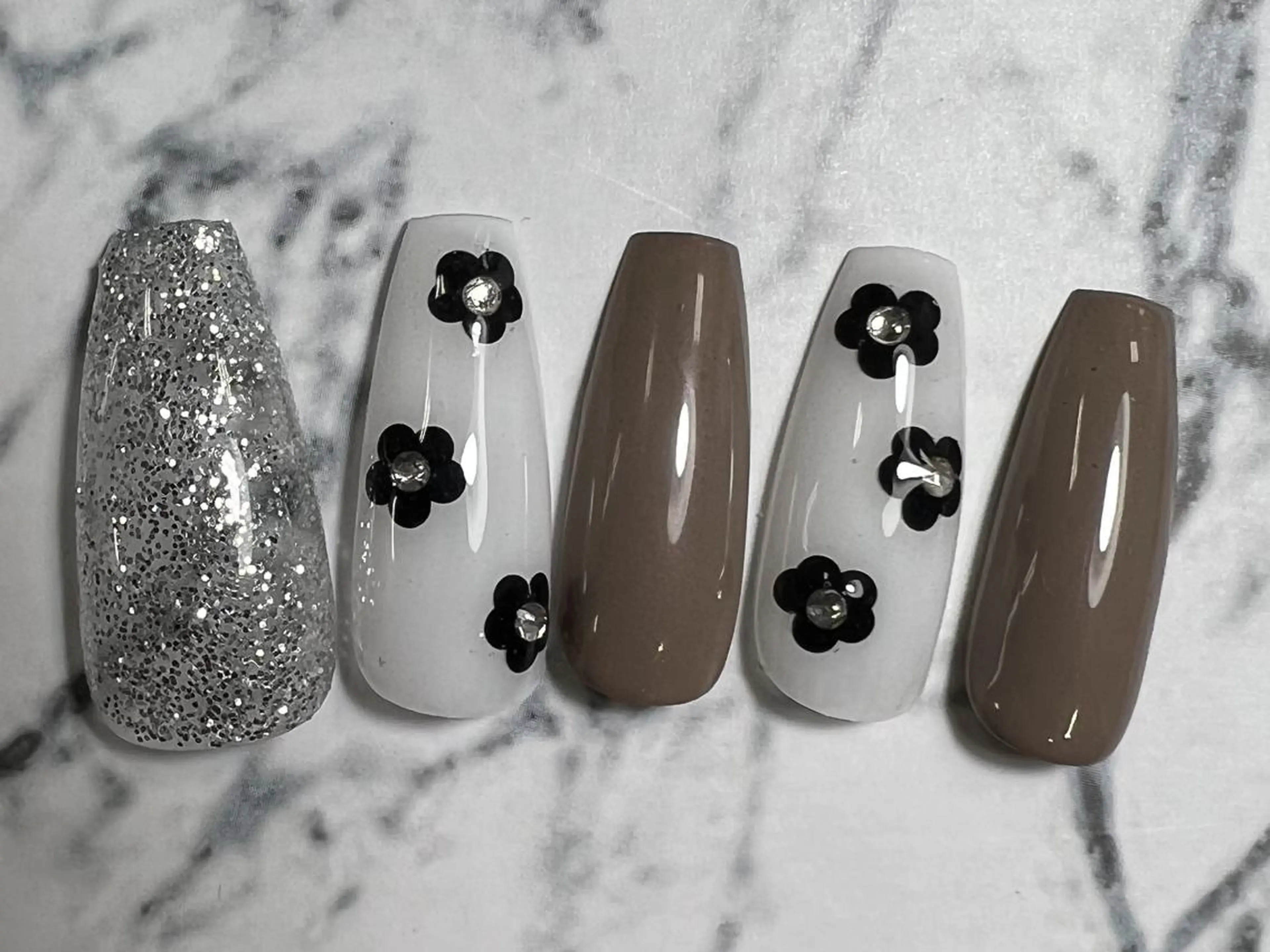 ネイル ❤️💛🩵京橋 痛ネイル⭐️3Dのネイルデザイン