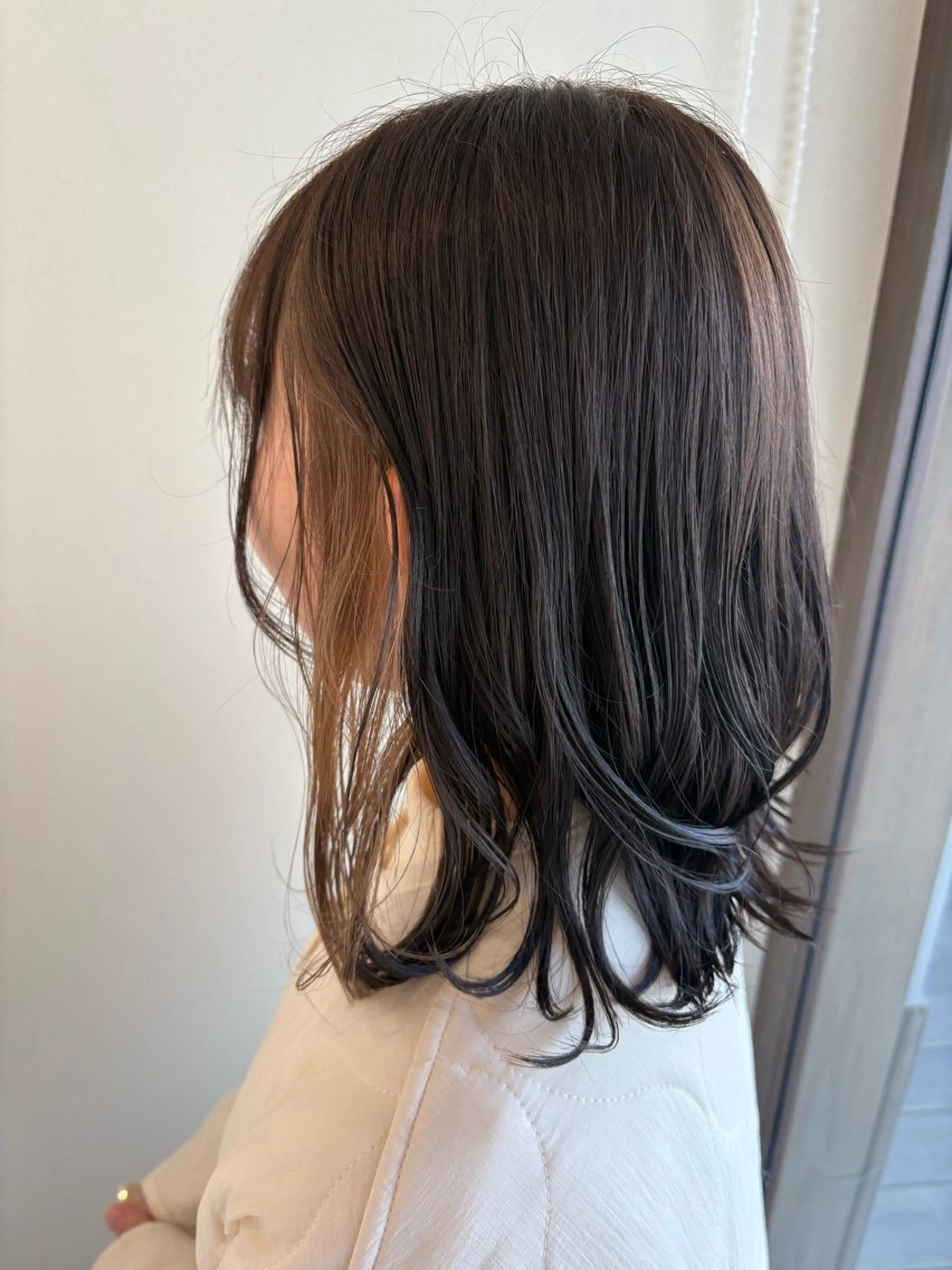 ミディアム 西田 朋華のヘアスタイル