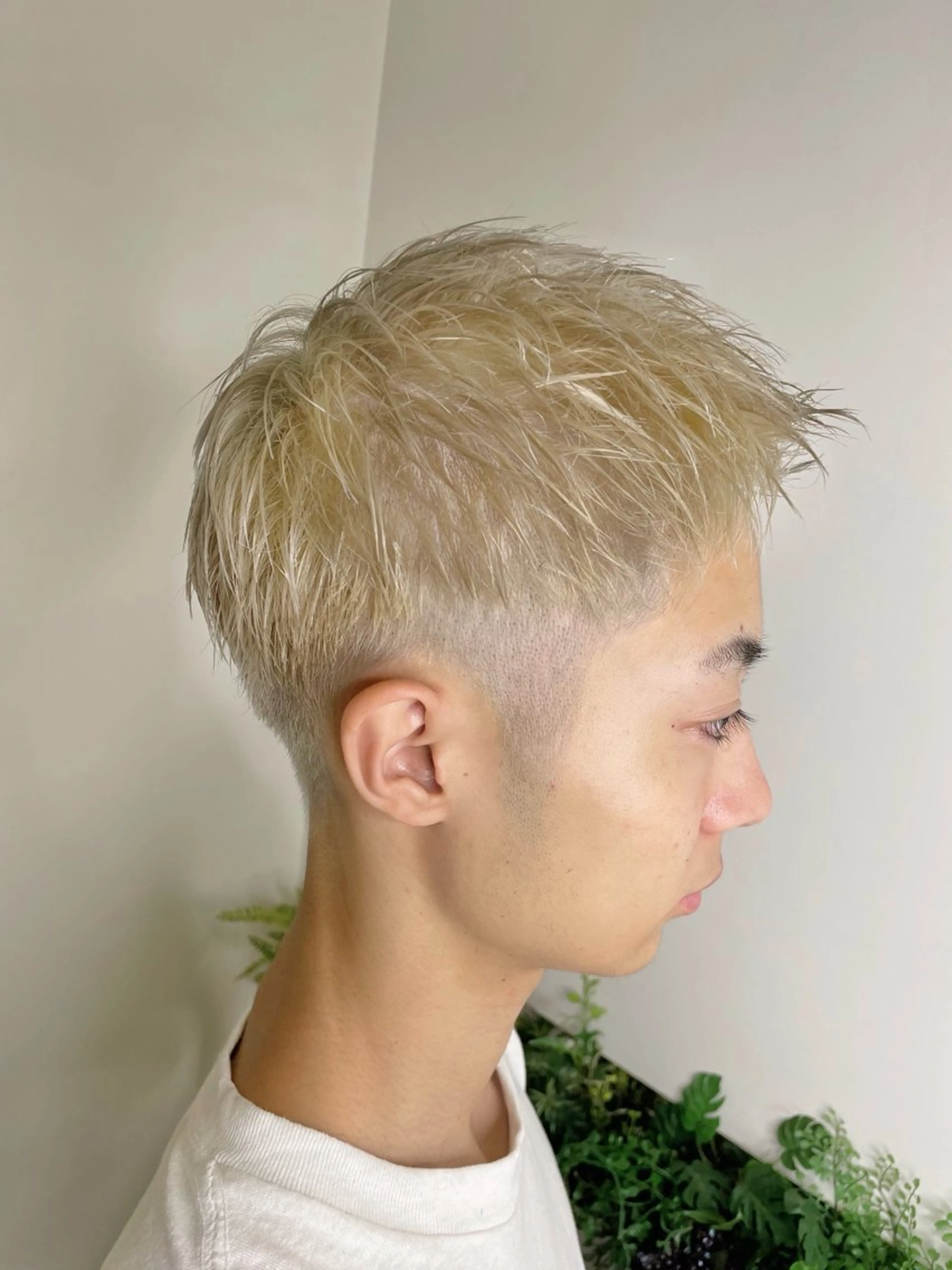 カラー メンズ メンズハイトーン ベージュカラー ハイトーンカラー ホワイトベージュ カット ヘアカラー 尾崎 弘和のヘアスタイル