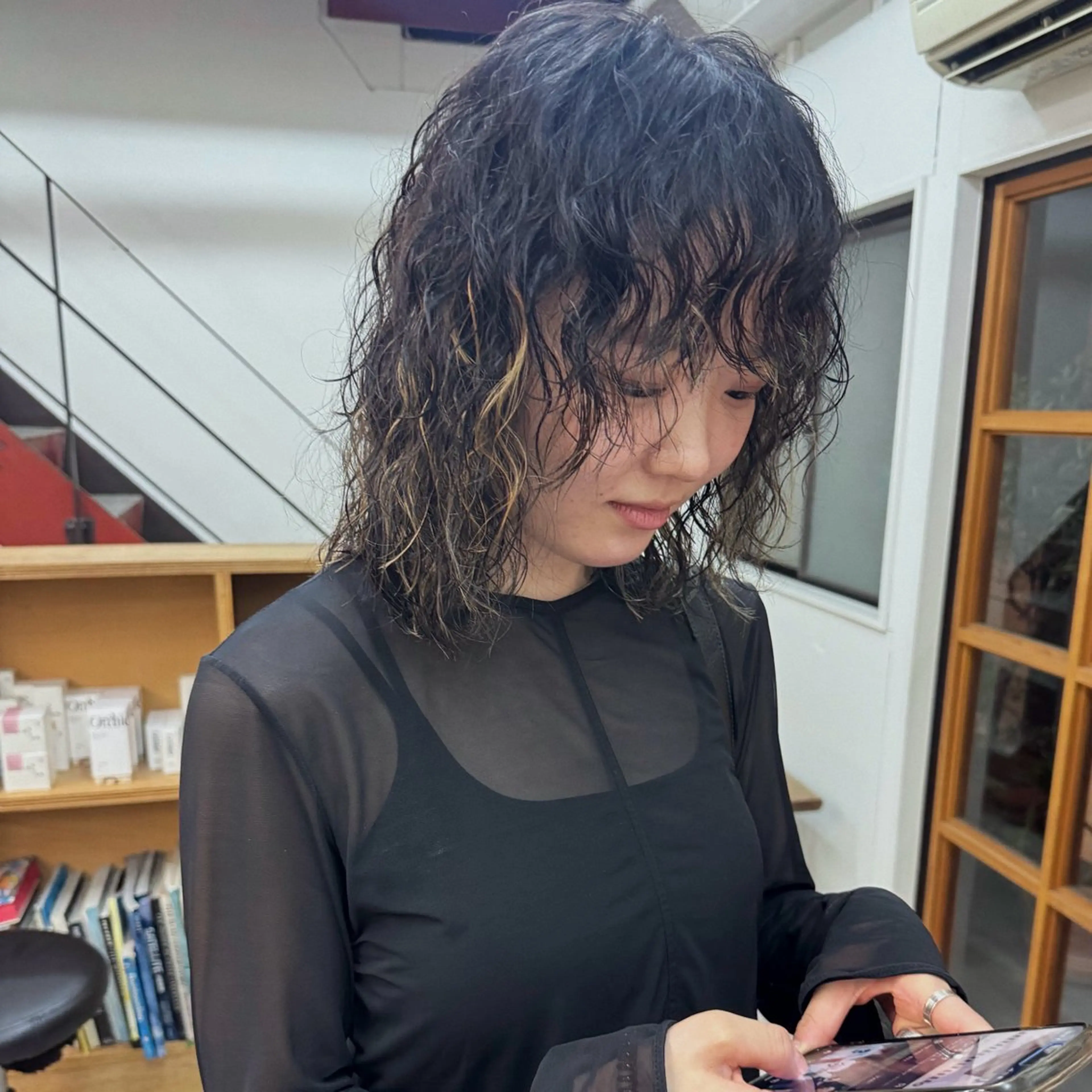 ミディアム カラー パーマ ボブレイヤー ミディアムパーマ ボブ くせ毛 レイヤーカット カット パーマ トリートメント ヘアセット stand所属・ニュアンスヘア🌔 nanakoのヘアスタイル