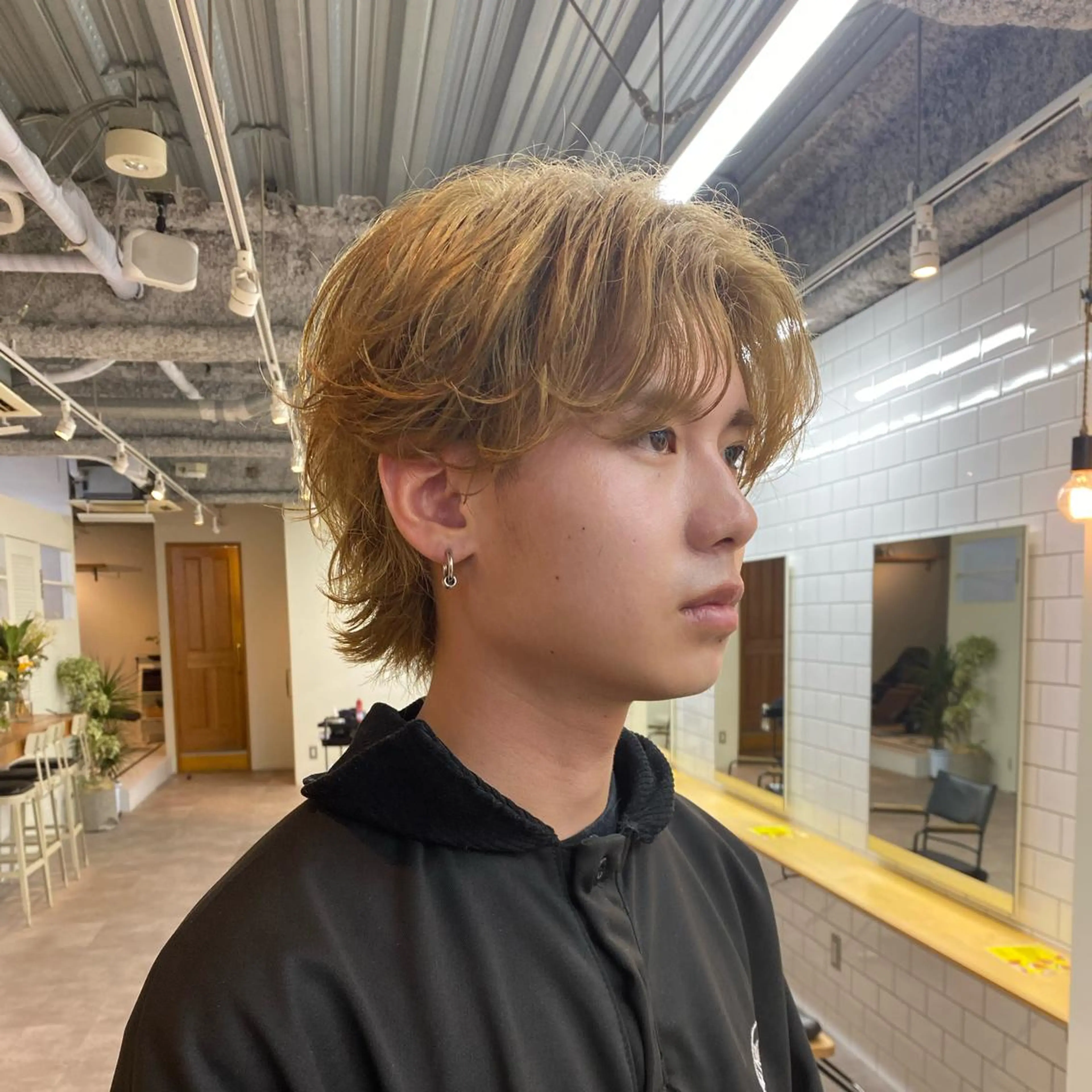 カラー パーマ メンズ メンズブリーチ センターパート メンズパーマ ブリーチ ブロンド カット ヘアカラー シャドウパーマ/ 波巻パーマYu-Kiのヘアスタイル