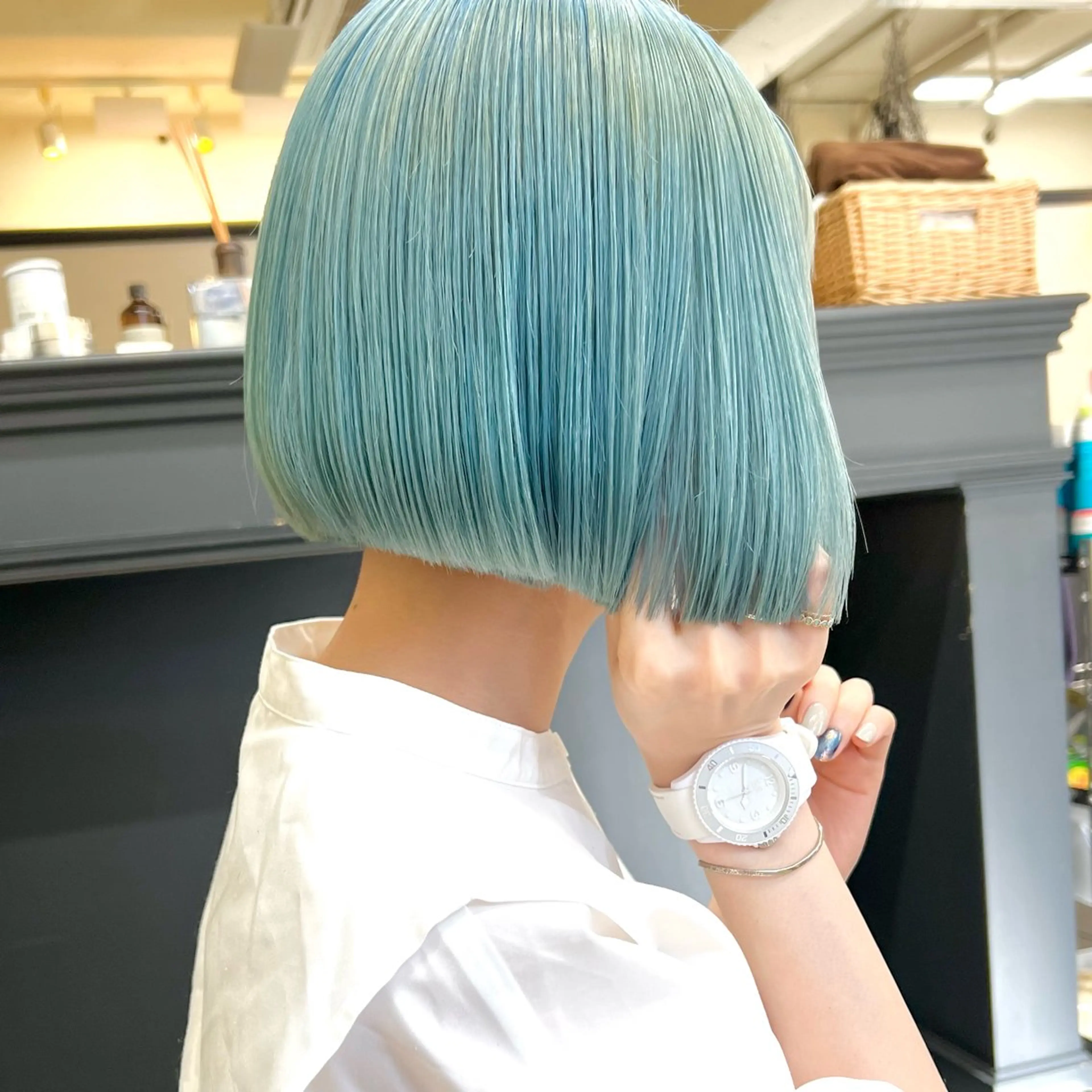 ショート カラー 切りっぱなしボブ ブリーチ ブルーカラー ハイトーンカラー ボブ 大久保 佳那のヘアスタイル