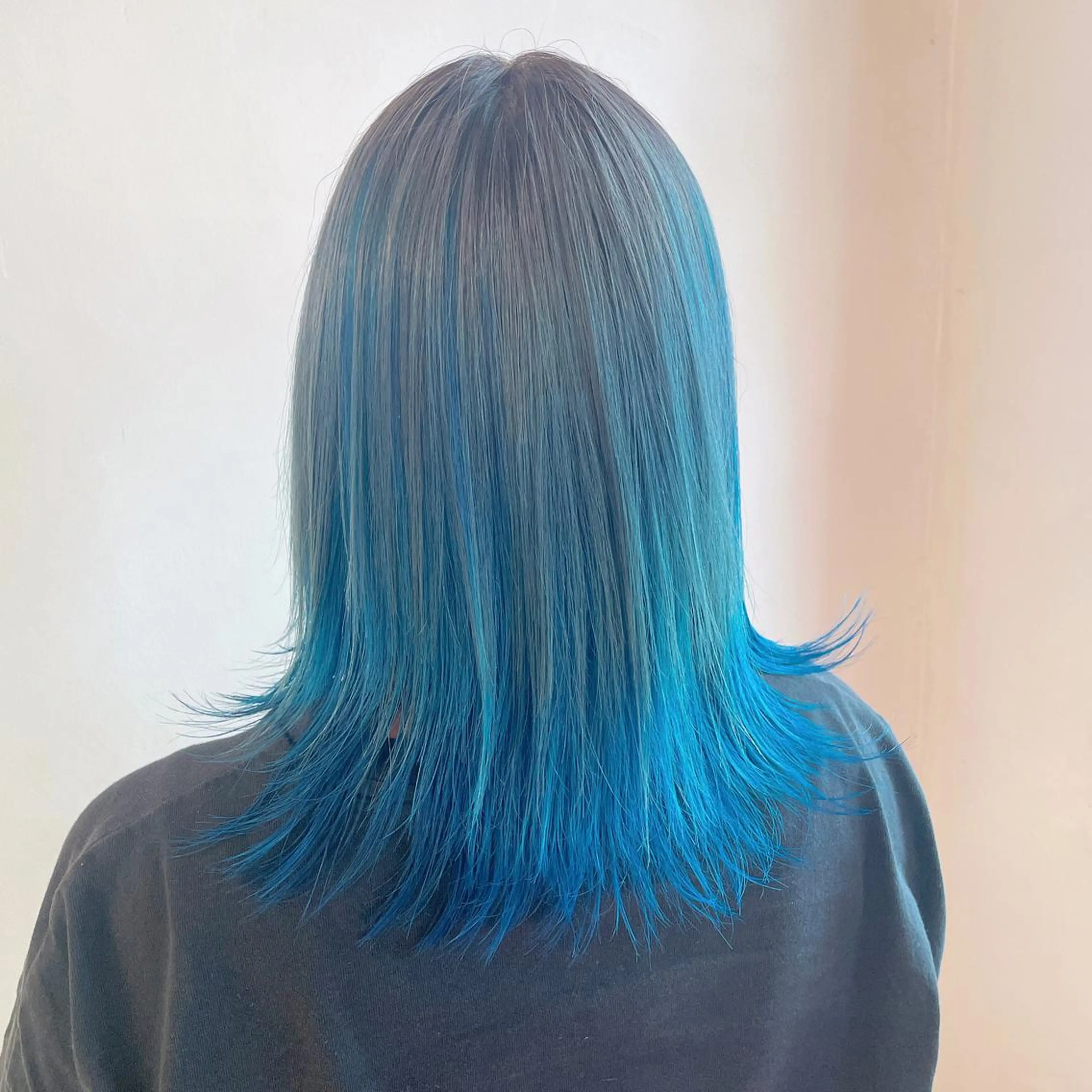 ミディアム カラー バレイヤージュ ブリーチ ブルーカラー ケアブリーチ ダークグレー ヘアカラー トリートメント デザインカラー髪質 改善Lilithのその他イメージ