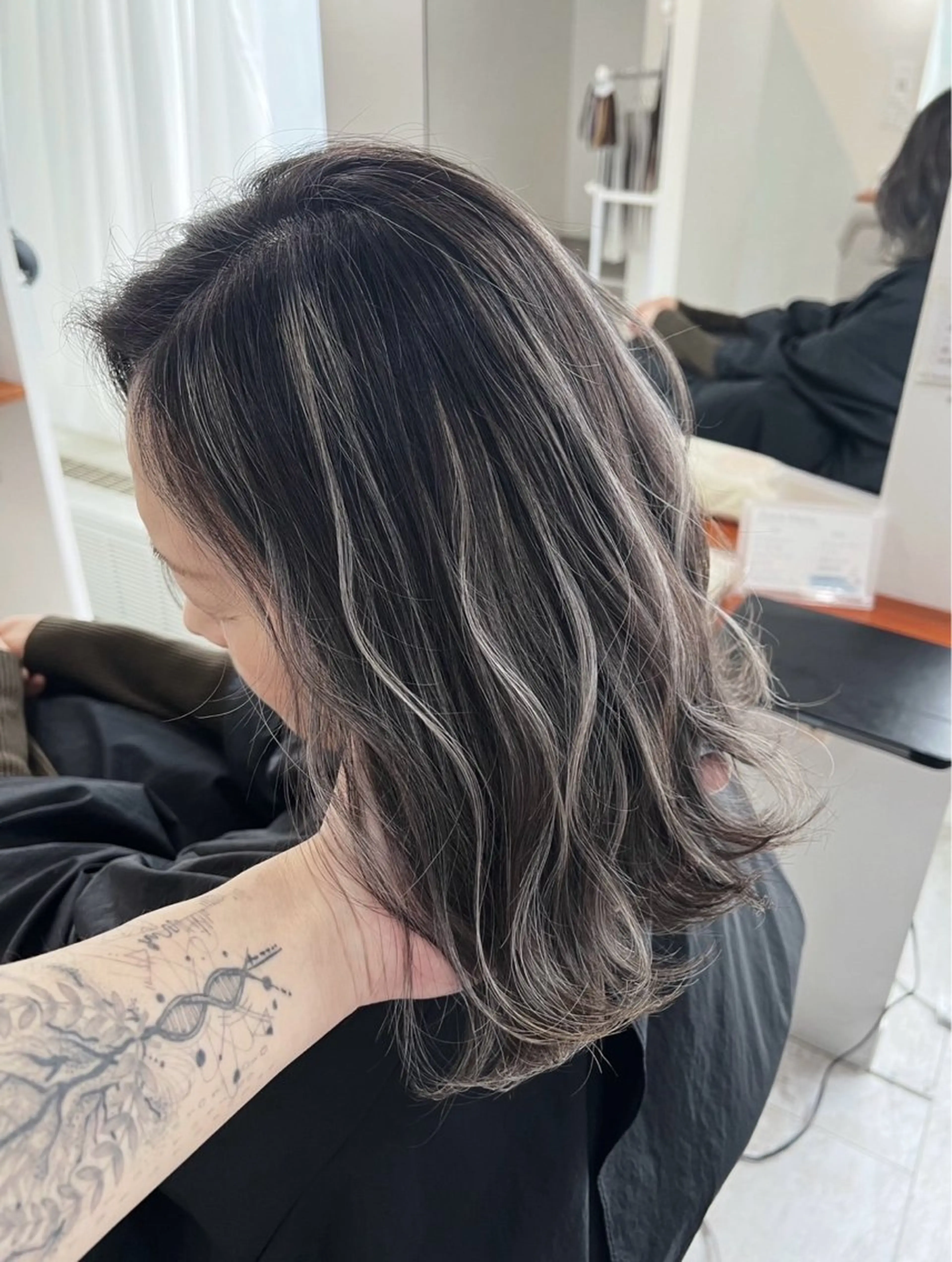 ミディアム カラー ダークグレー ダークグレージュ グレージュ ハイライトカラー ハイライト カット ヘアカラー トリートメント ROBIN所属・指名数No.1 /NAOYAのヘアスタイル