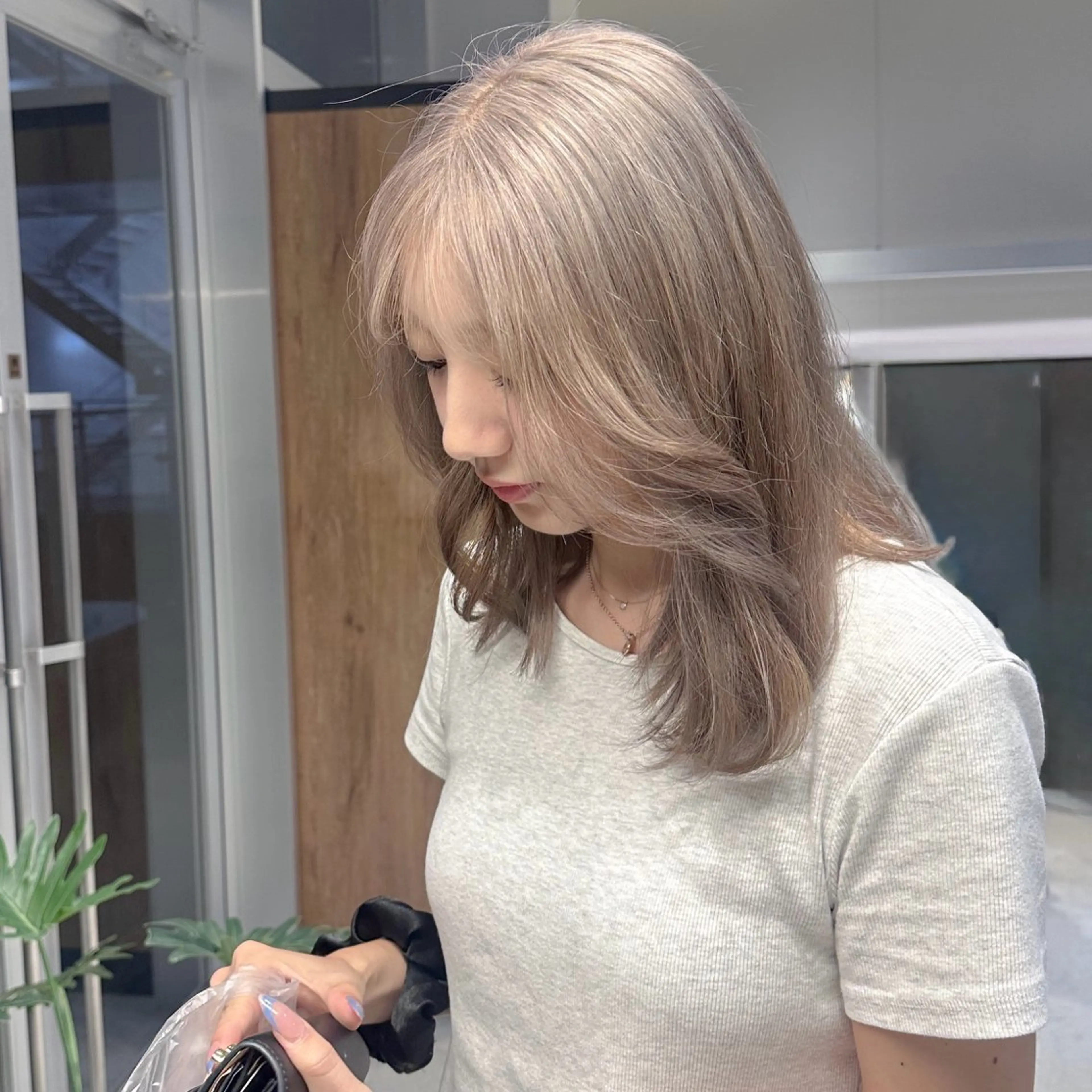 セミロング カラー ブリーチ ブロンド 透明感カラー ハイトーンカラー ホワイトブロンド 祖父江 冴織のヘアスタイル