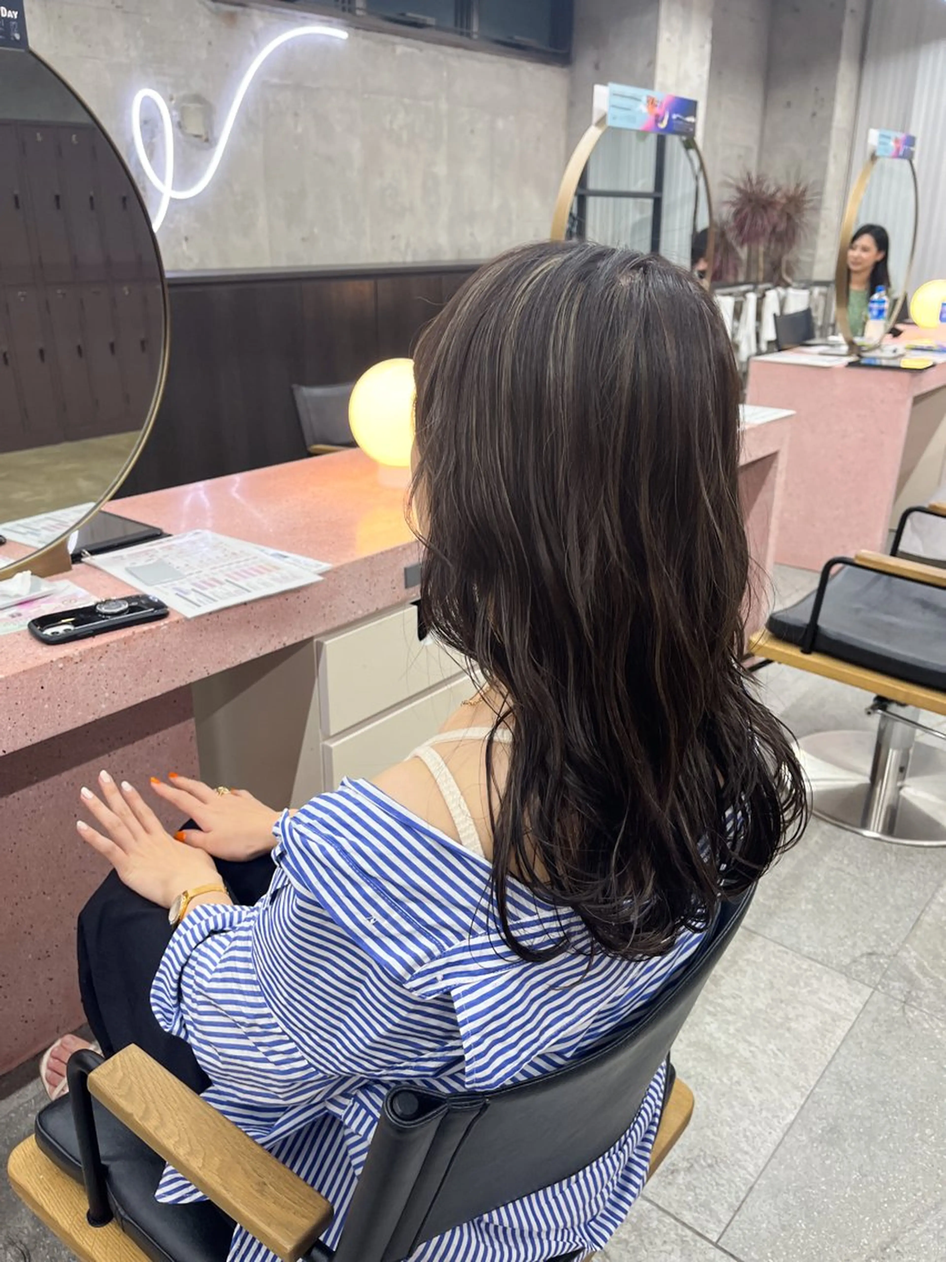 【デザインカラー🌈】カット+ハイライトorローライト(ブリーチ込)+トリートメントの写真