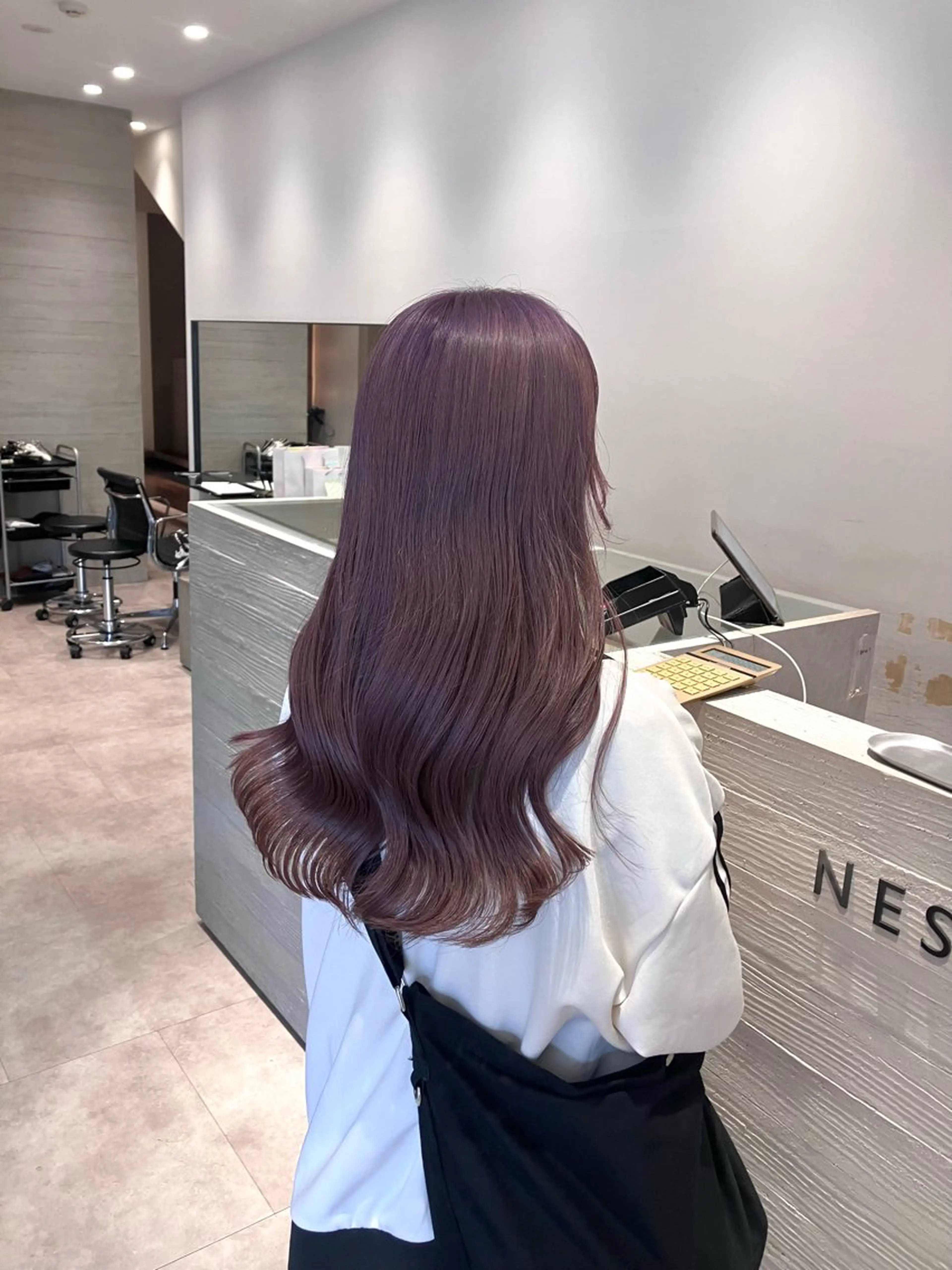 ロング カラー ベージュカラー ブリーチ ラベンダーカラー ラベンダーベージュ サキ🤍ハイトーン 🩰くびれ巻きヘアのヘアスタイル