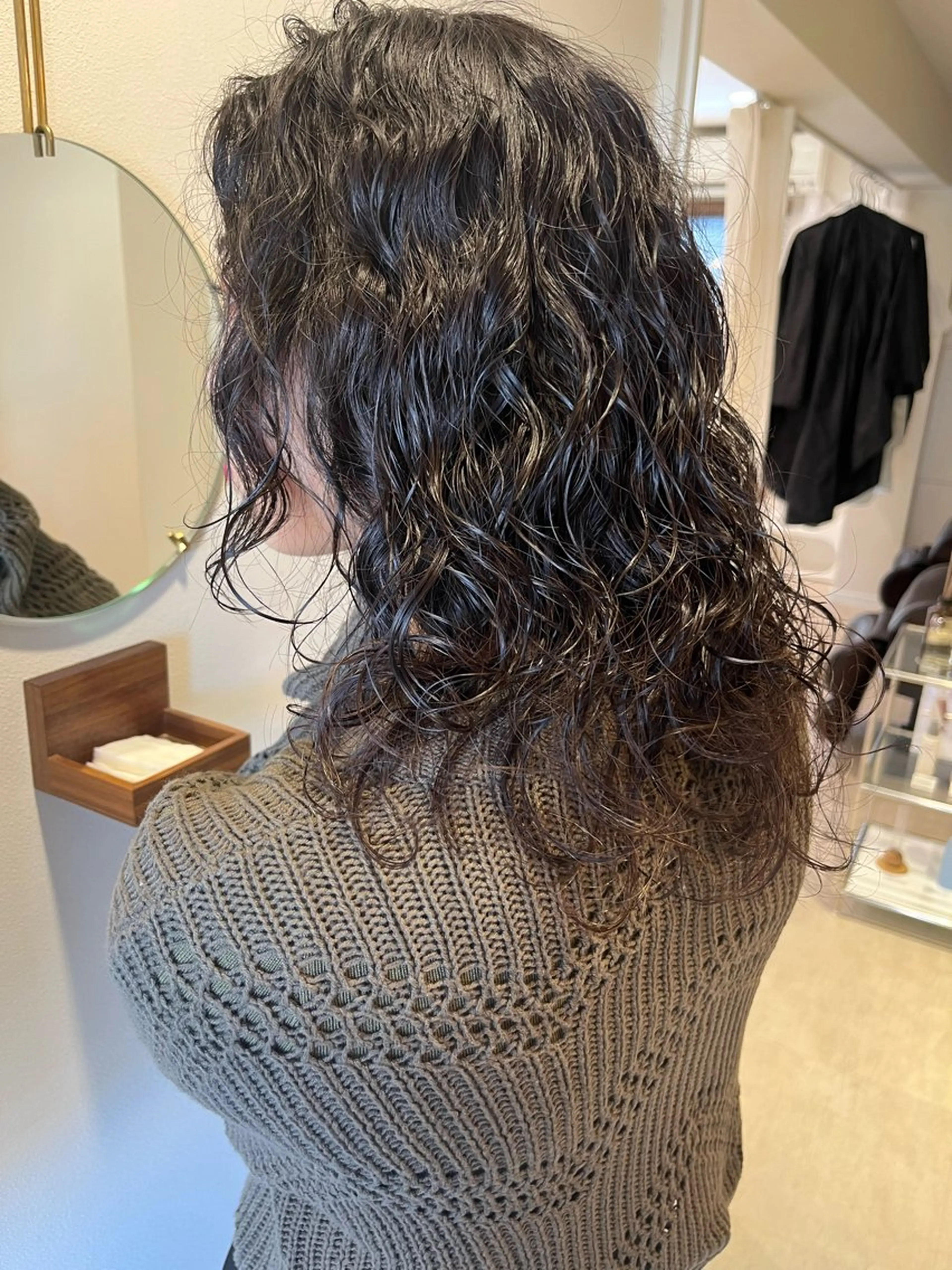 セミロング パーマ GO TODAY シェアサロン 表参道Flos店所属・nishi fuyumiのヘアスタイル