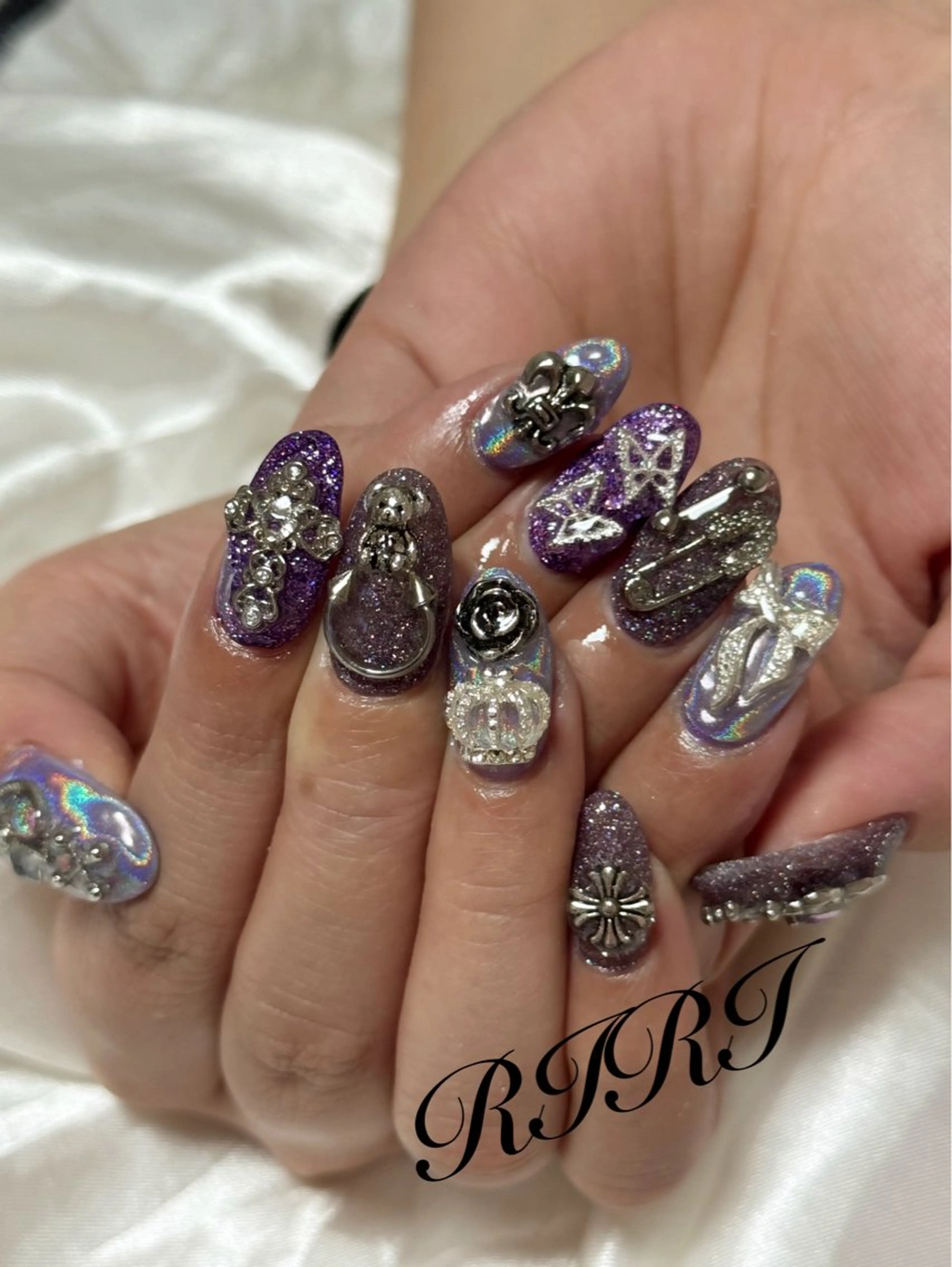 ネイル フラッシュネイル ジェルネイル キラキラネイル ショートネイル シルバー ハンドネイル riri オーナーのネイルデザイン