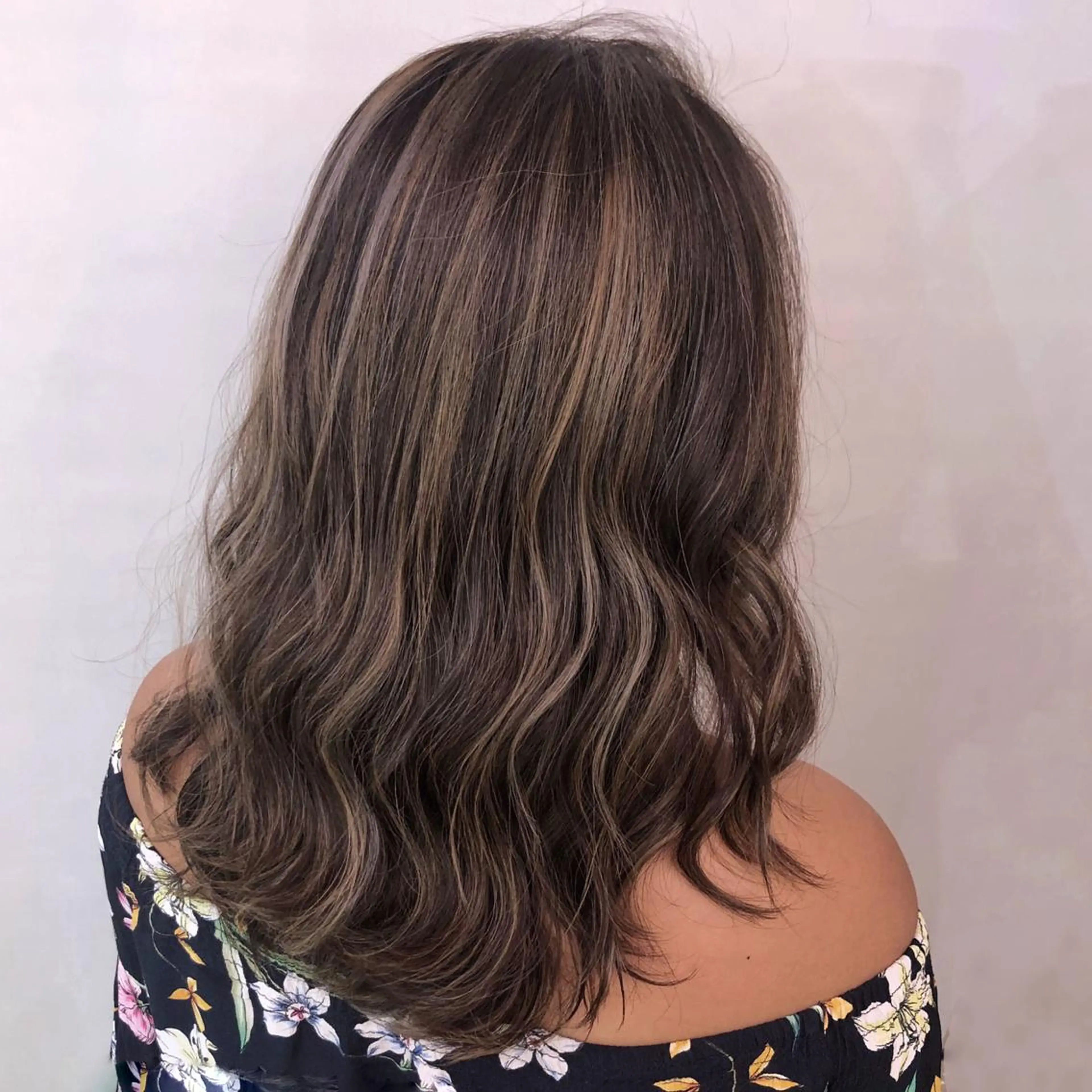 ミディアム カラー ヘアアレンジ マツエク・マツパ ブリーチ ハイライトカラー ハイライト SNSで大バズり‼️ 欧米風ヘア大ヒット中のヘアスタイル