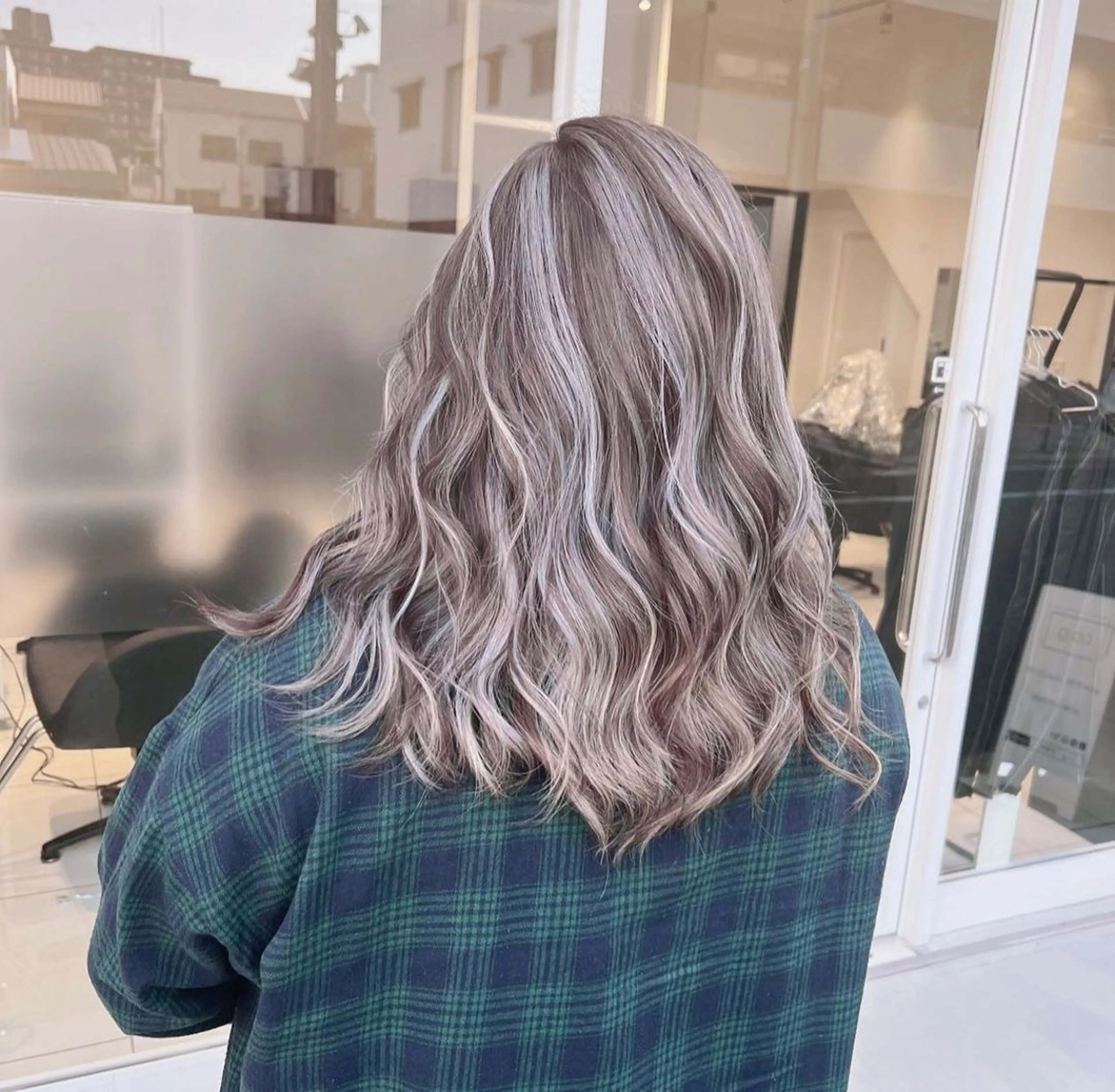 ロング カラー ブリーチ ケアブリーチ ヘアカラー オフホワイトアンドなんば所属・福西 洋斗のヘアスタイル