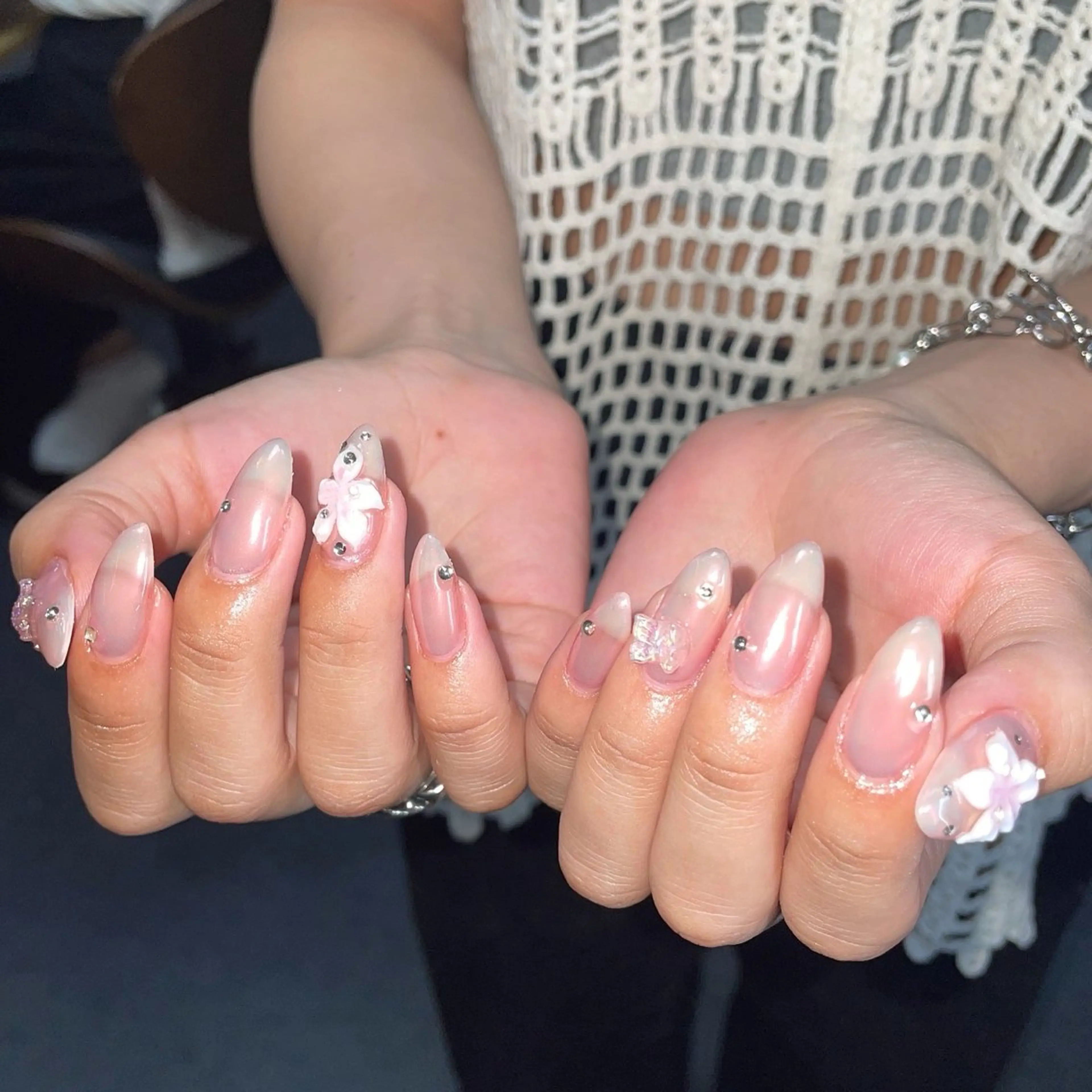 ネイル アートネイル オーロラネイル フラワーネイル キラキラネイル 持ち込み ハンドネイル ハンドケア 🎀NAIL🎀 AI🪄︎︎◝✩のネイルデザイン