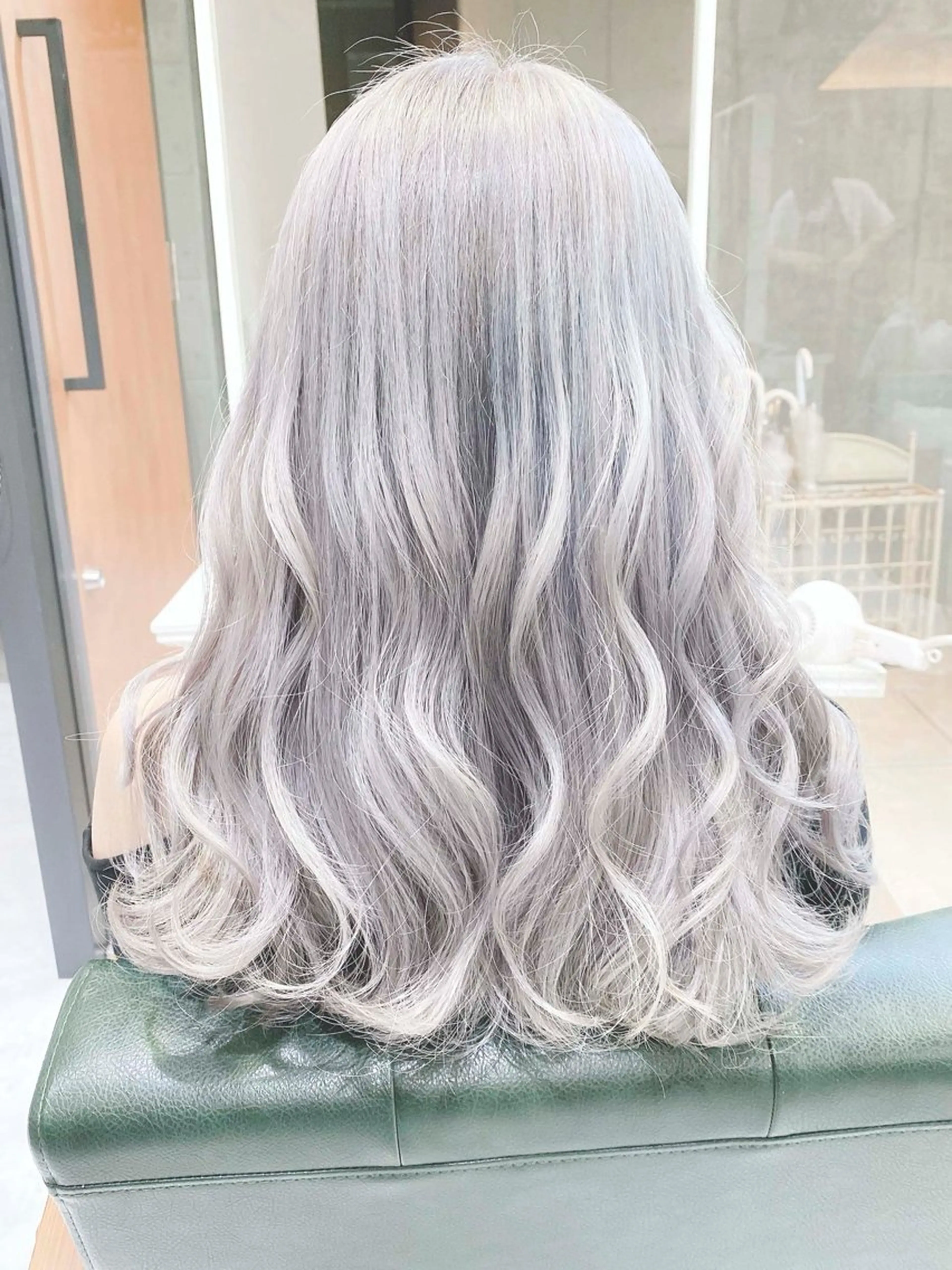 セミロング カラー ヘアアレンジ ブリーチ ケアブリーチ 透明感カラー デザインカラー ハイトーンカラー 𝐑𝐈𝐍𝐊𝐀 🐷🖤のヘアスタイル