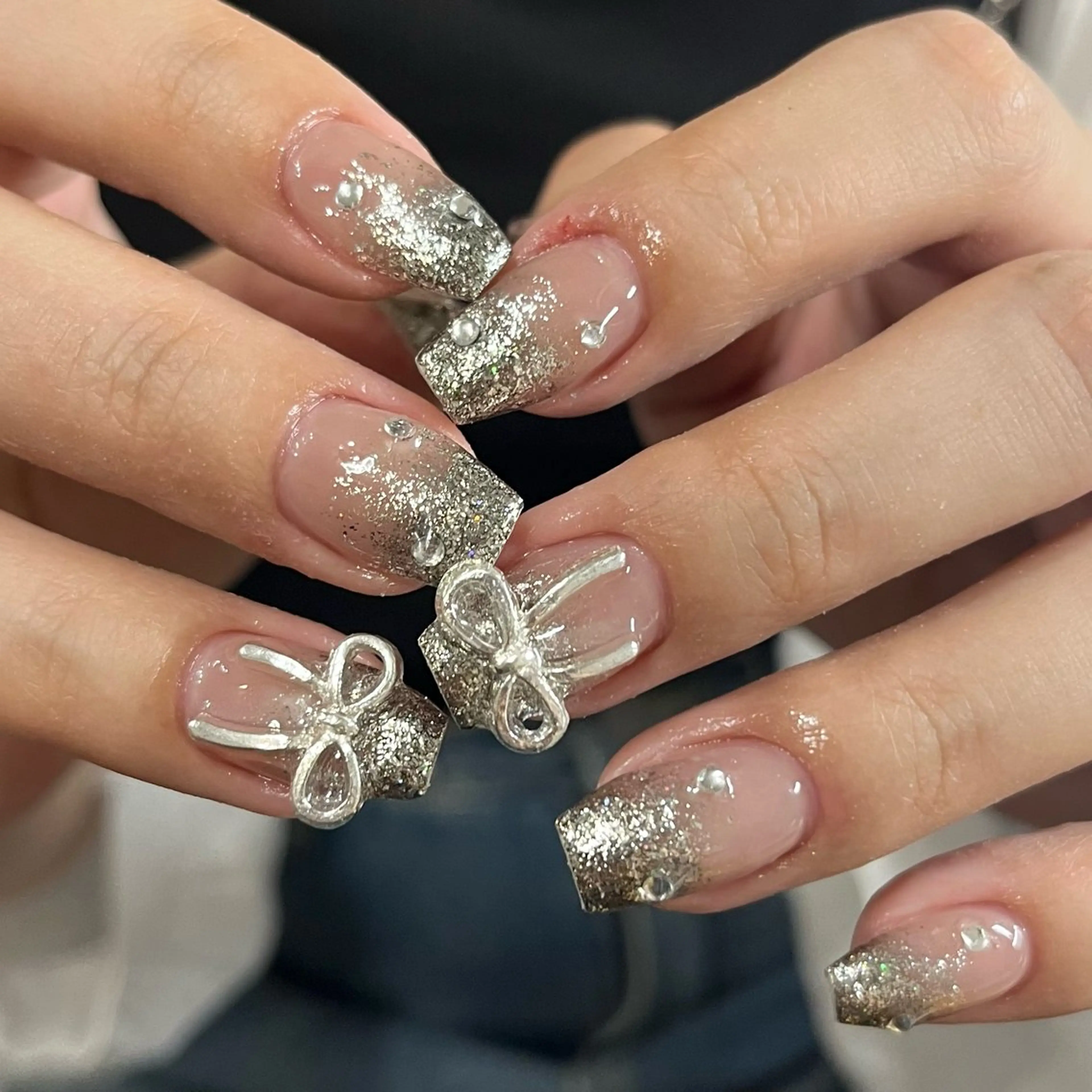 ネイル グラデーション キラキラネイル ピンク ピンクベージュ リボン ハンドネイル ハンドケア 🎀NAIL🎀 AI🪄︎︎◝✩のネイルデザイン