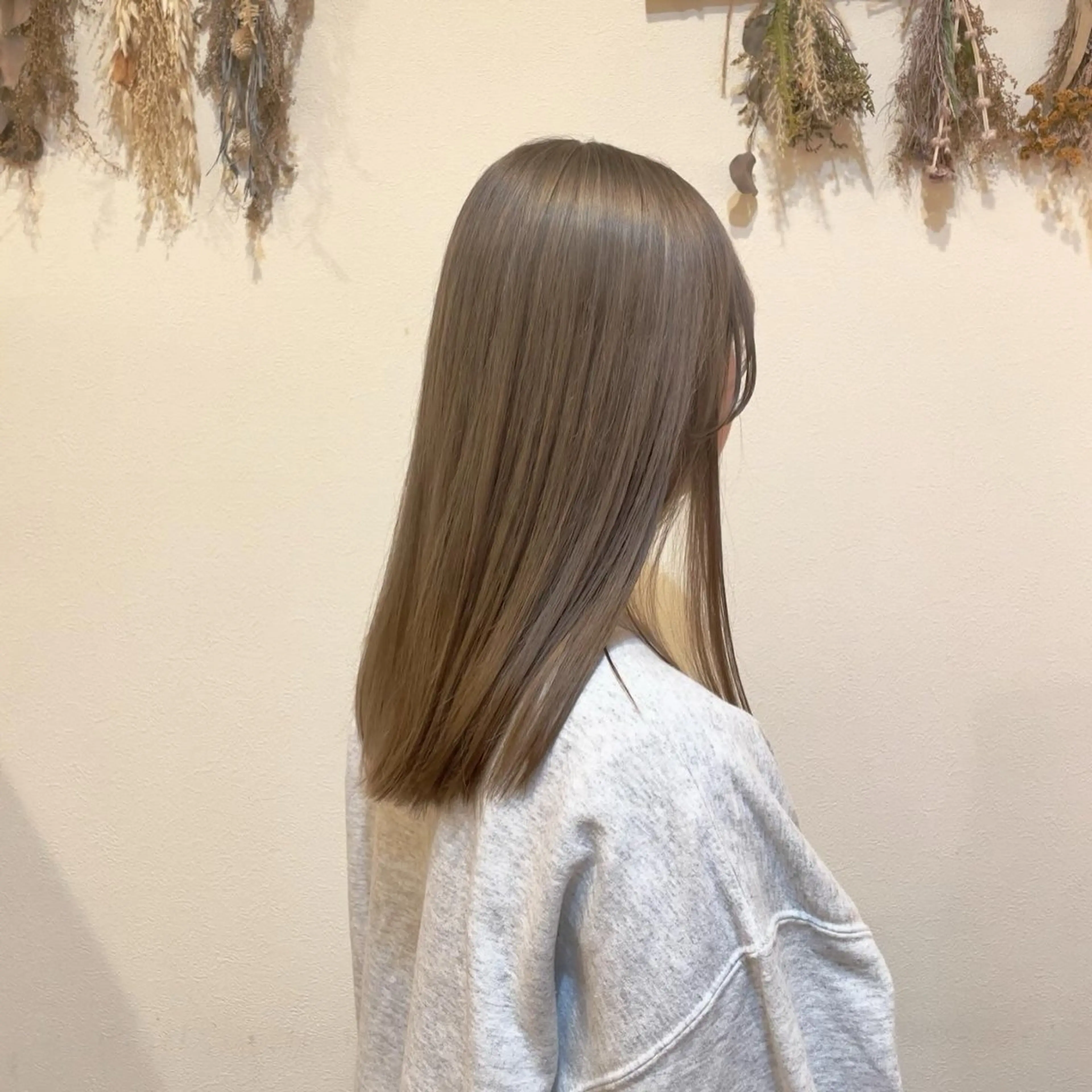 セミロング カラー ベージュカラー ブリーチ ミルクティーベージュ GARDEN es 緑井店所属・中村 樹菜のヘアスタイル