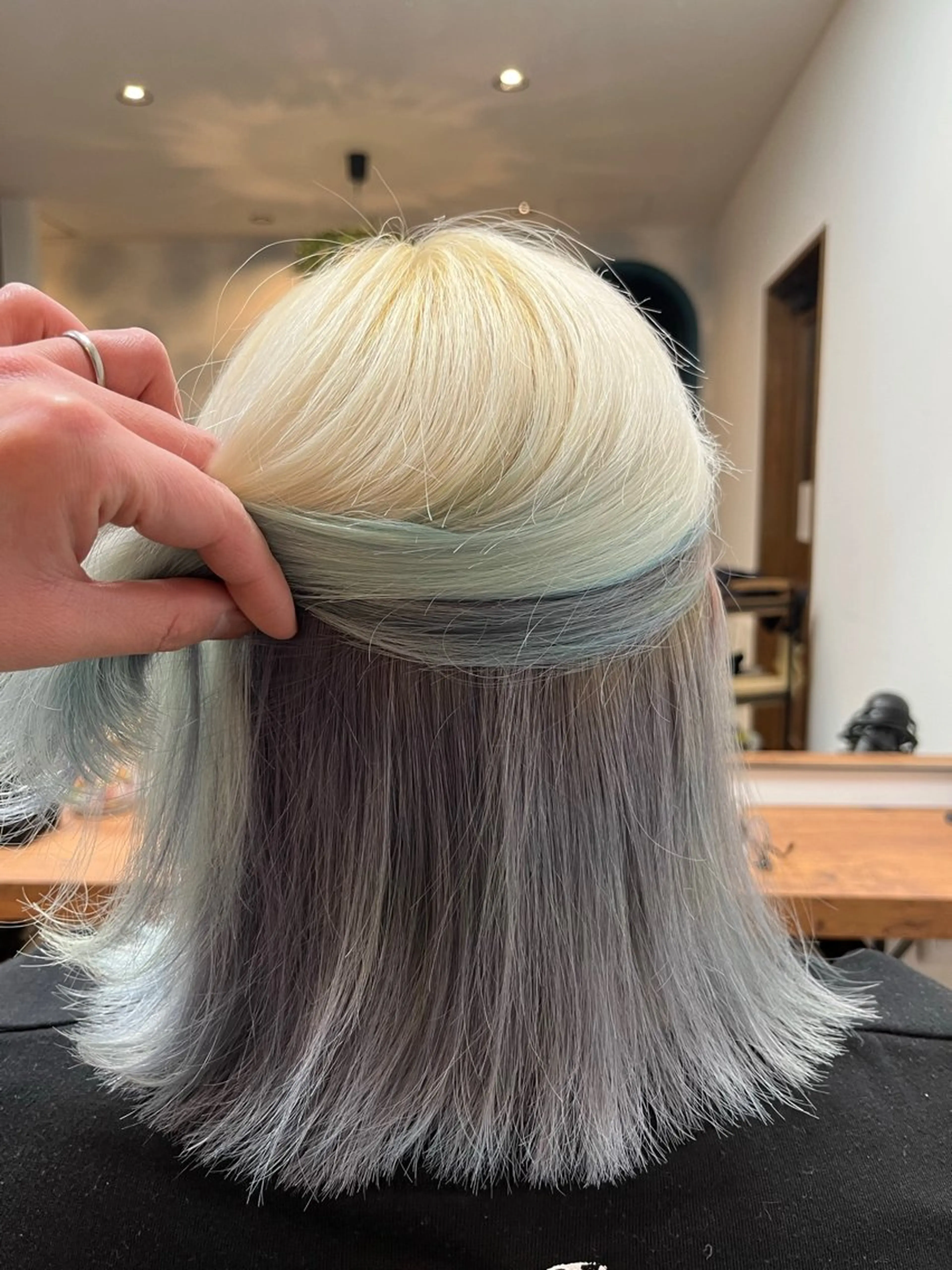 カラー ブリーチ 抜きっぱなしブロンド シルバー SALON paljon Hair&Nail所属・ヘア＆ネイル＆アイ サロンパルヨンのマツエク・マツパデザイン