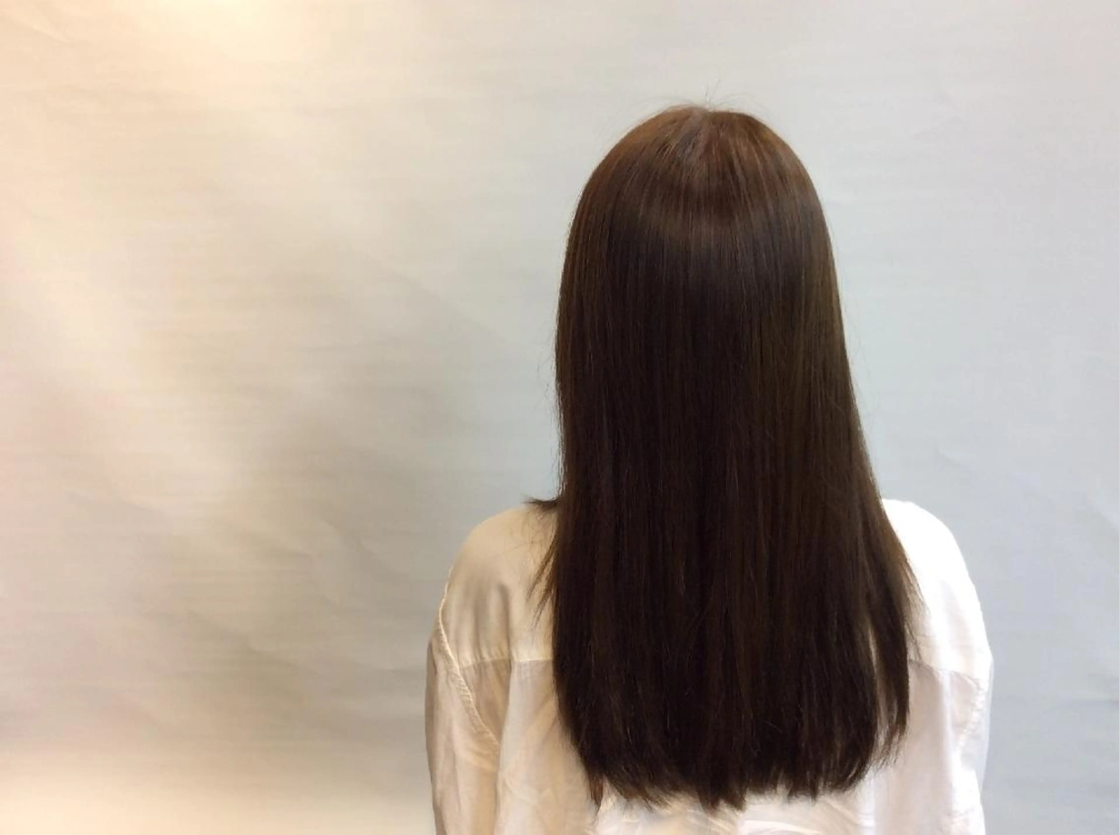 カラー セミロング アッシュ ブリーチ グレージュ ミルクティーアッシュ Clay所属・及川 祐輔のヘアスタイル