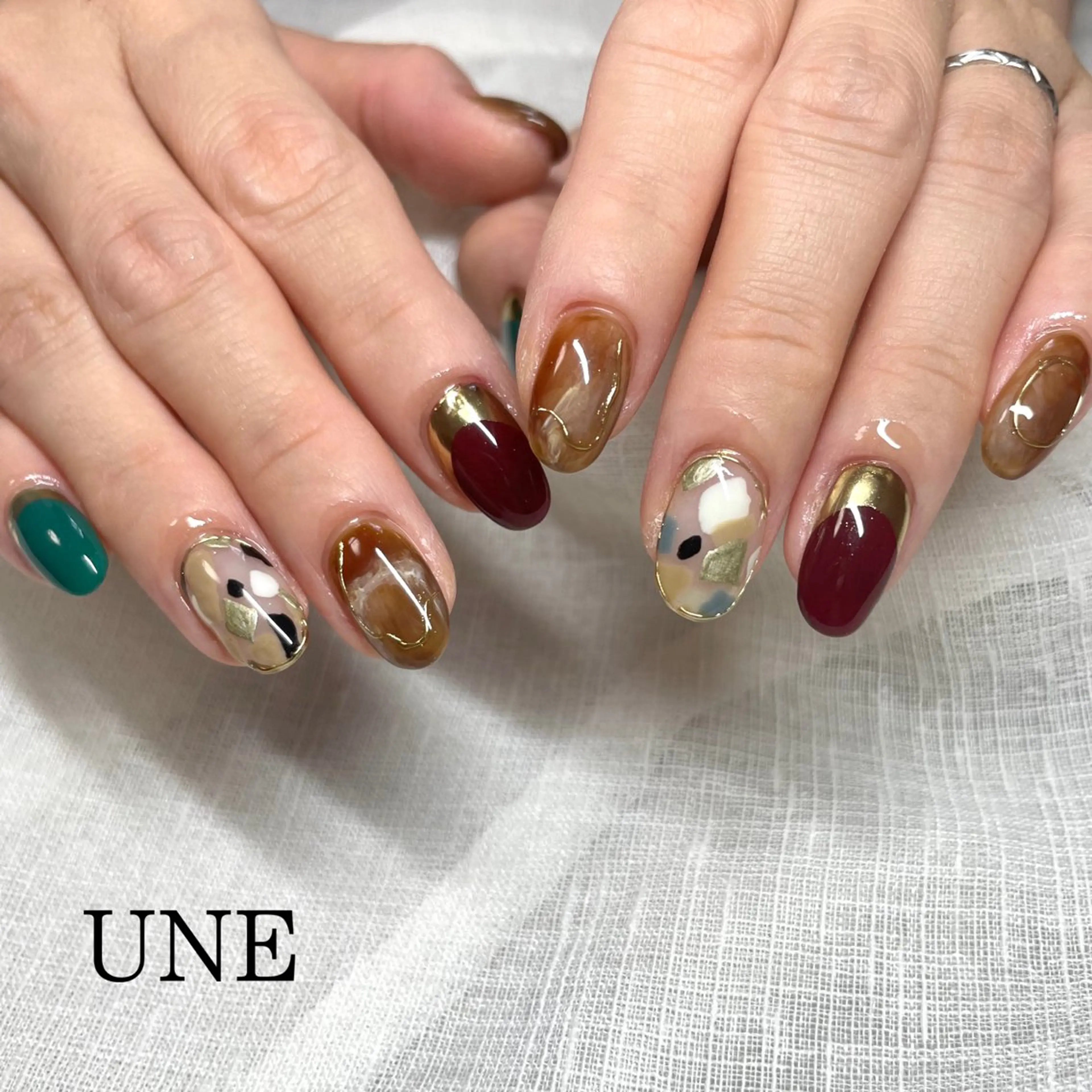 ネイル ボルドー ゴールド グリーン ニュアンスネイル UNE.【ユヌ】 Jr.NANAのネイルデザイン