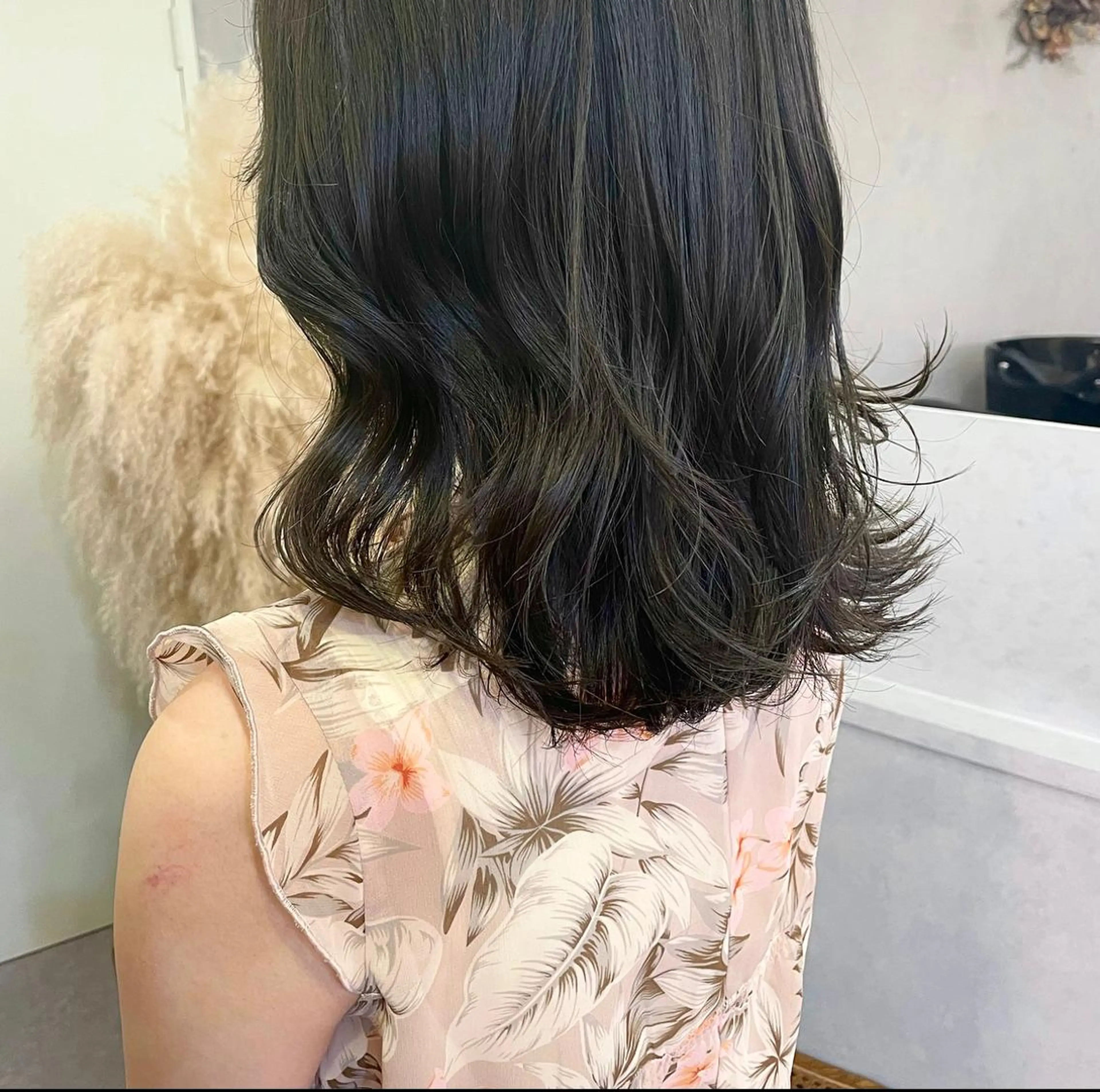 ミディアム カラー ベージュカラー オリーブベージュ カット ヘアカラー Anytime所属・はるか 💐 お悩み改善美容師のヘアスタイル