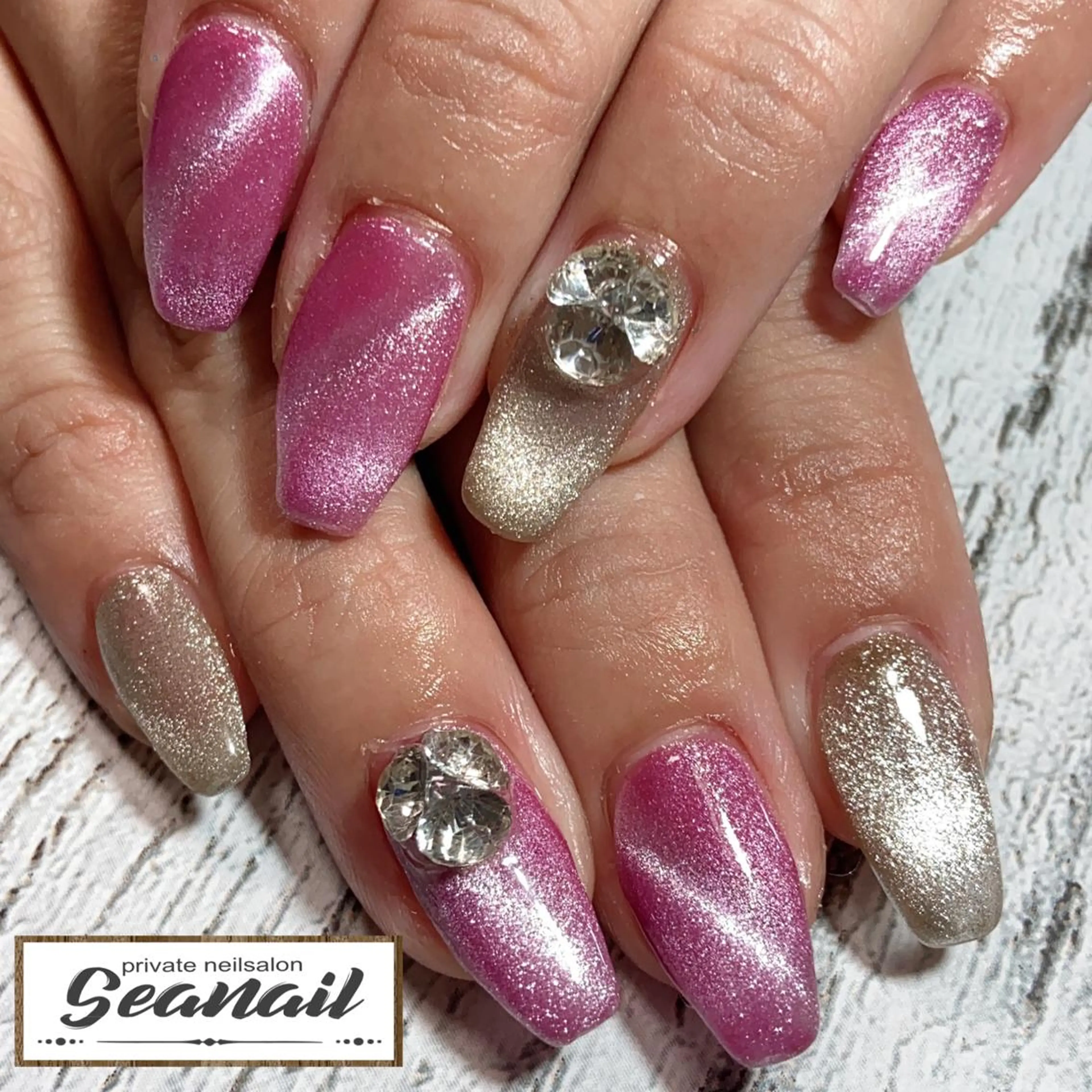 ネイル アートネイル フットネイル ジェルネイル ゴールド キラキラネイル 小尾 栞のネイルデザイン