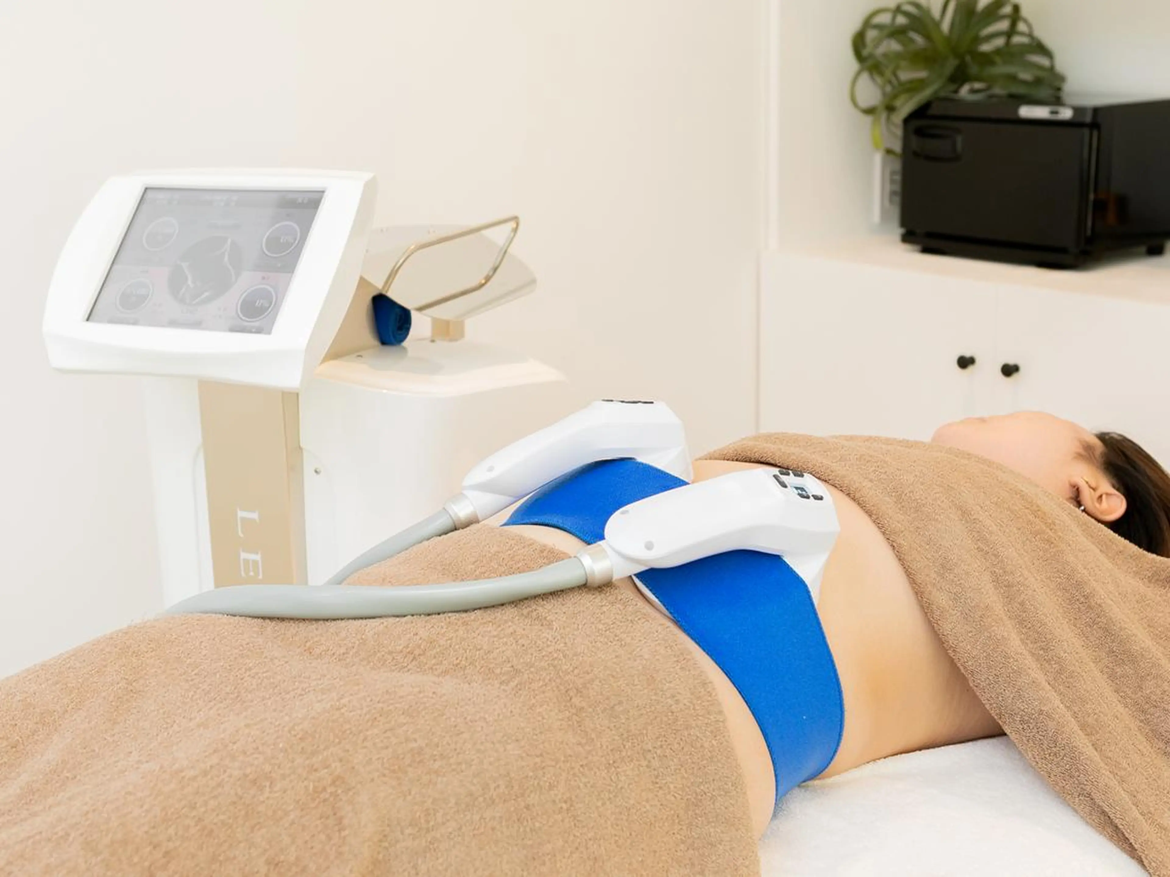 【1ヶ所集中ダイエット】マグニートは磁界を使った最新マシン！　筋肉運動をさせるマシンです。運動量は１５分で１万回！の写真