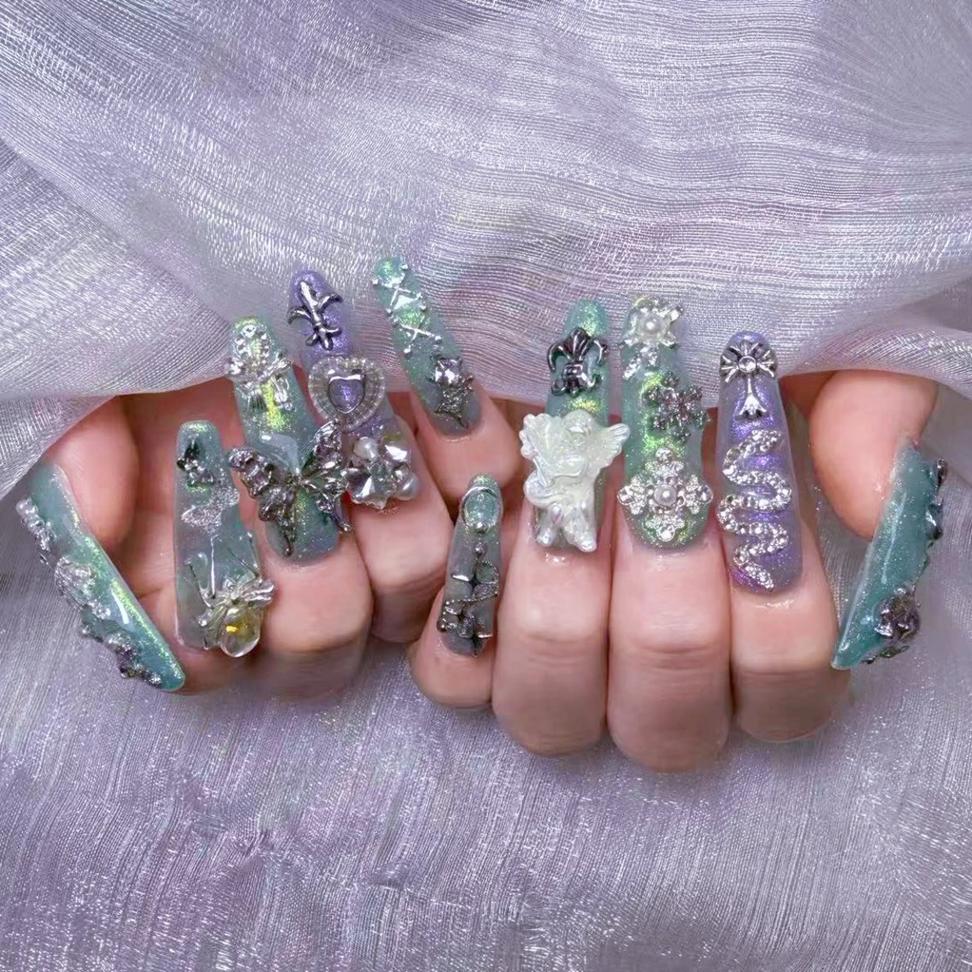 ネイル アートネイル オーロラネイル ガーリー キラキラネイル 韓国ネイル ハンドネイル yu ri 🌹のネイルデザイン